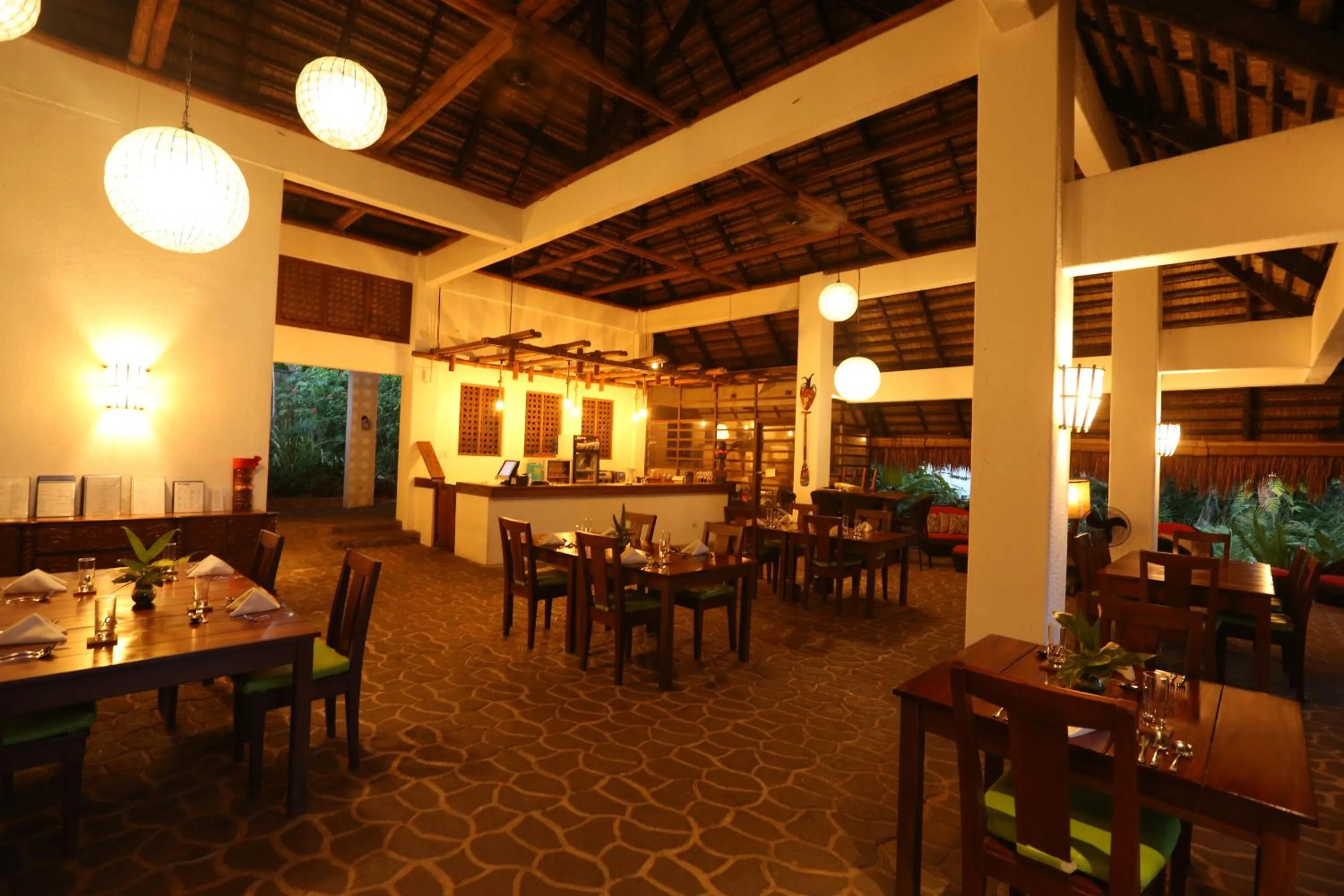 Restaurant/places to eat in Amun Ini Beach Resort & Spa