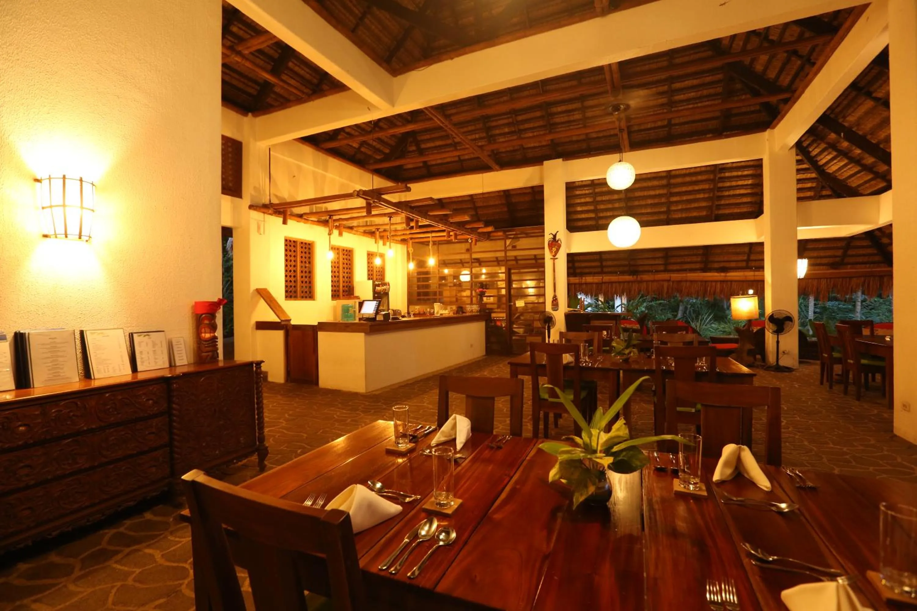 Restaurant/places to eat in Amun Ini Beach Resort & Spa