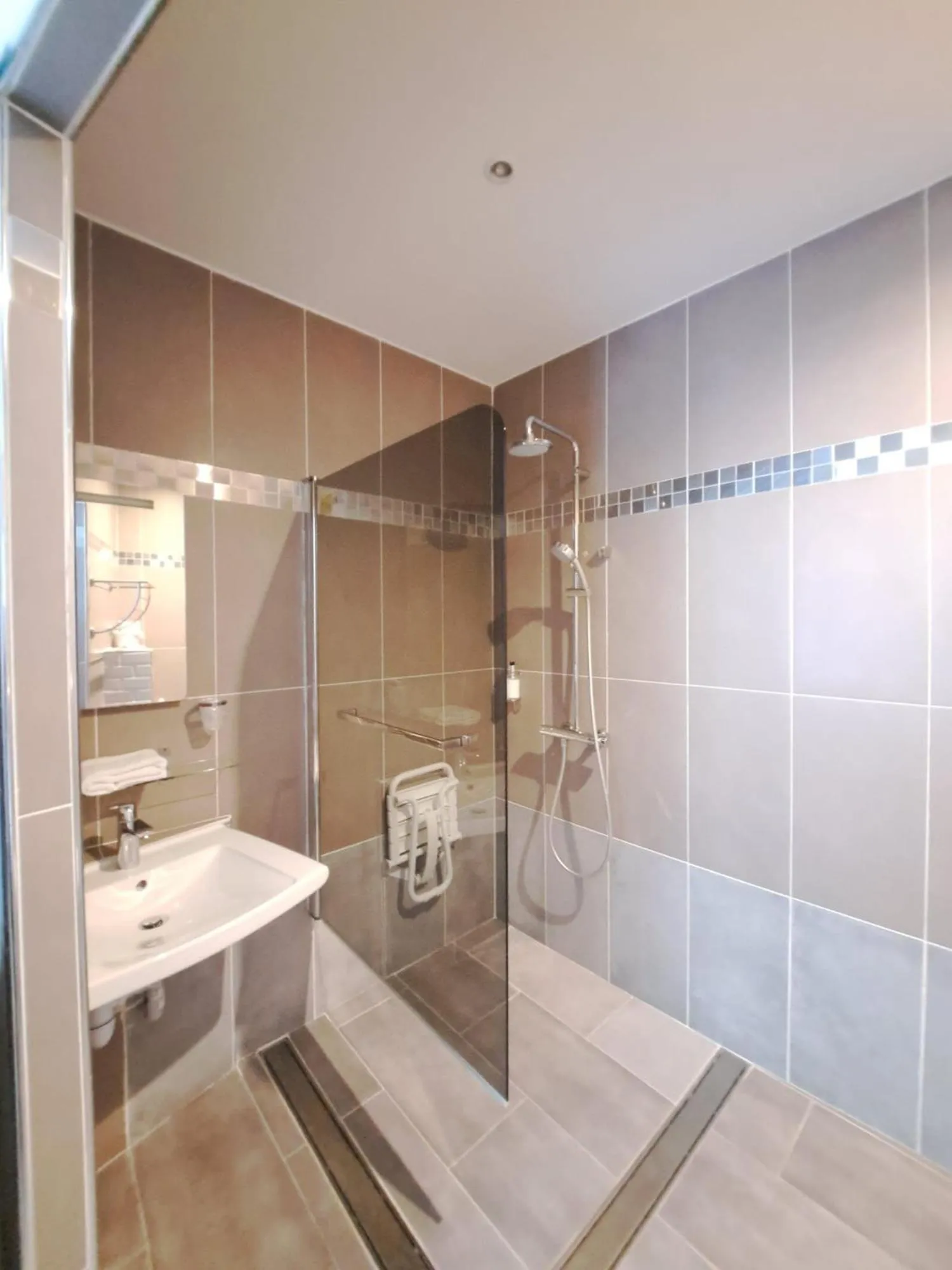 Shower in District Republique