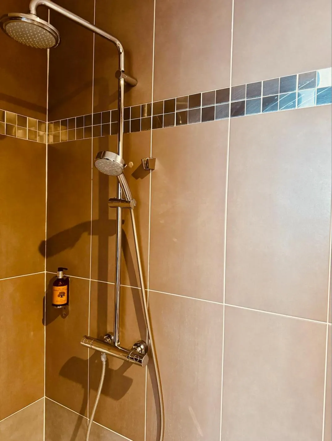 Shower in District Republique