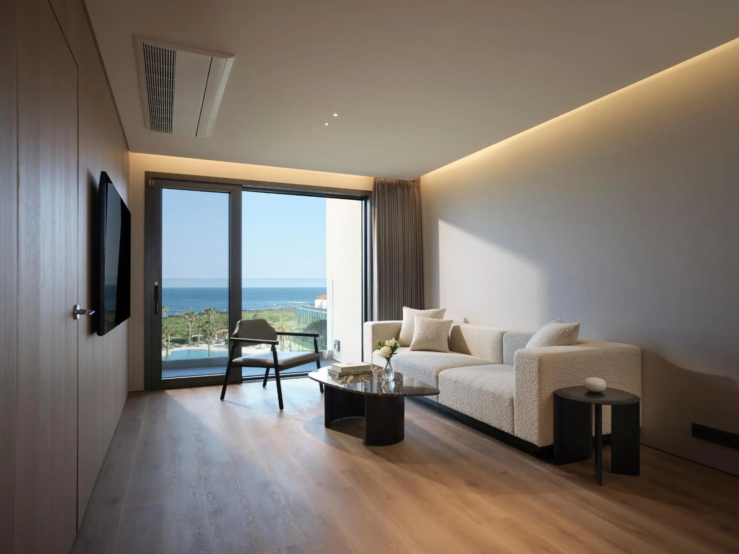 Living room, Bed in Haevichi Hotel & Resort Jeju