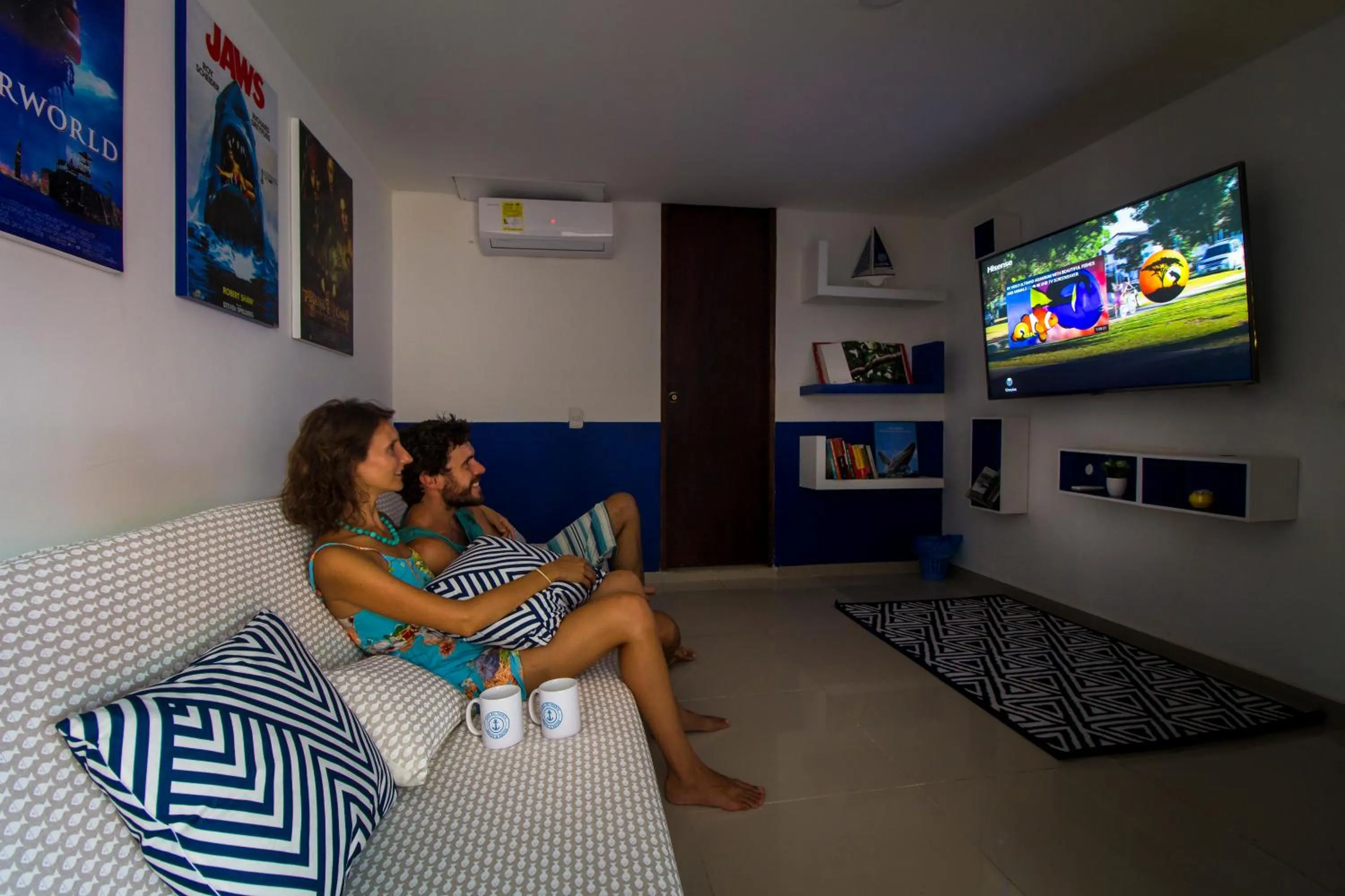 Communal lounge/ TV room in Casa del Puerto Hostel & Suites