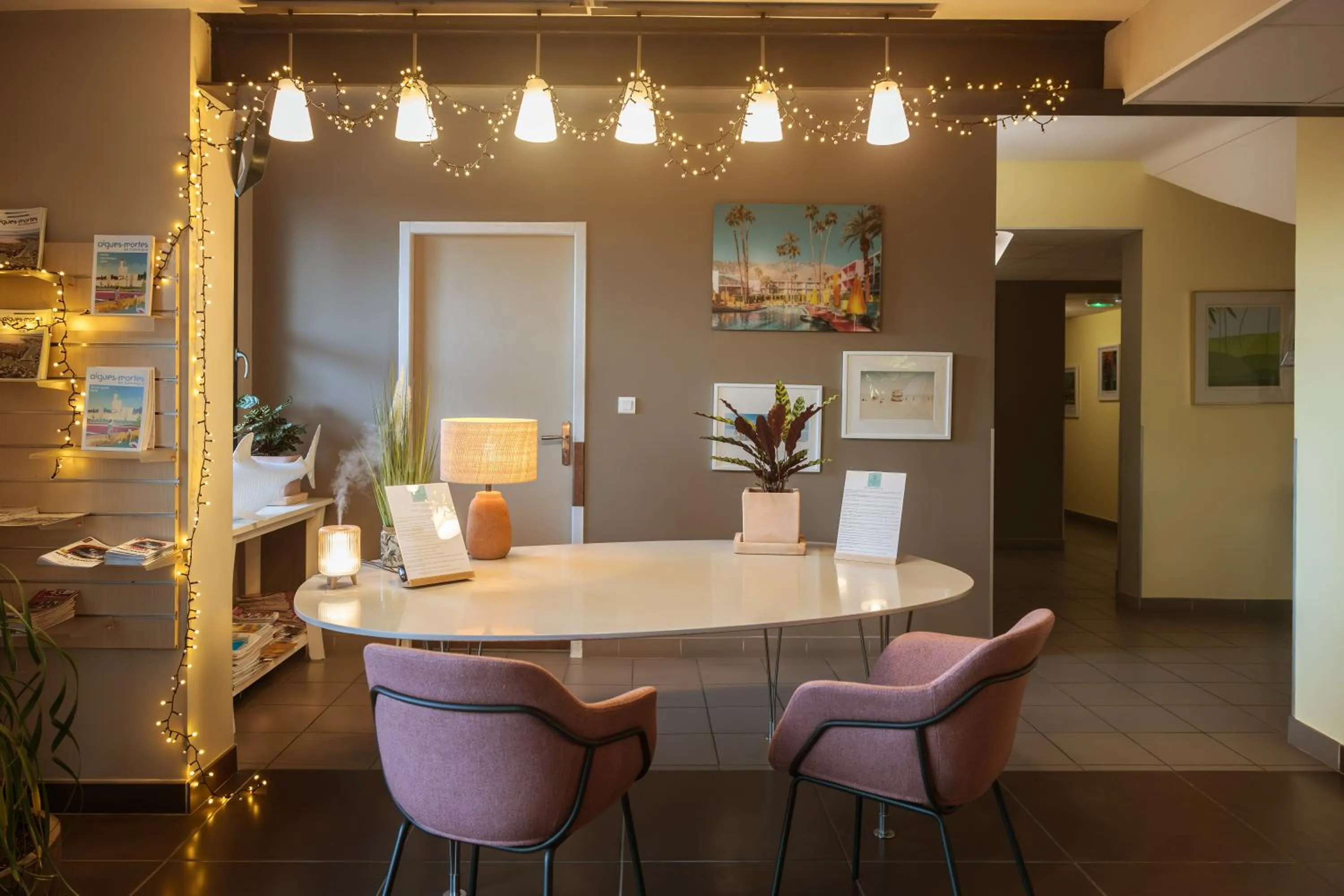 Lobby or reception in Hôtel les jardins du canal - solaire eco reponsable - piscine - parking - garage - bornes électriques - accueil vélos - kids friendly