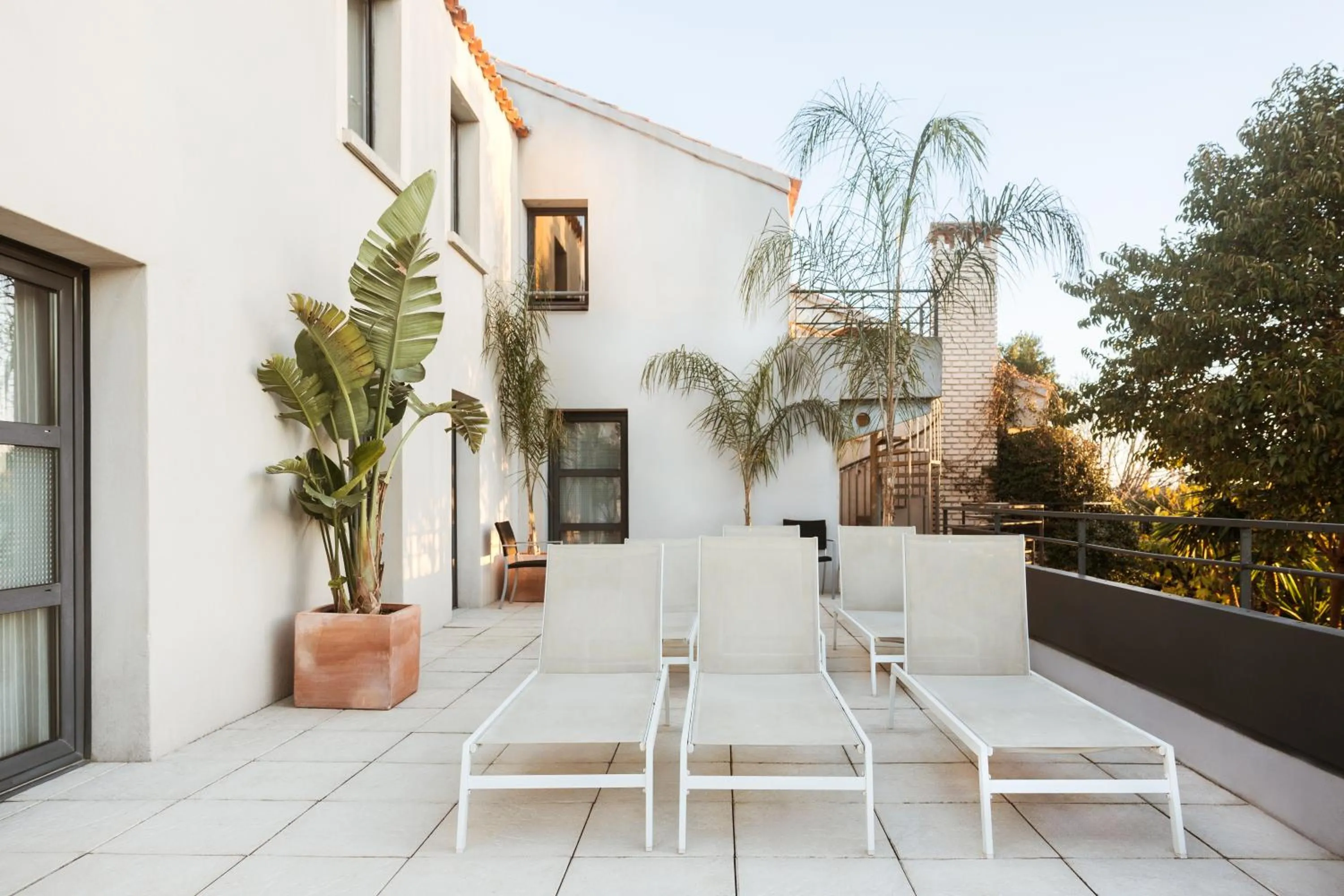 Patio in Hôtel les jardins du canal - solaire eco reponsable - piscine - parking - garage - bornes électriques - accueil vélos - kids friendly