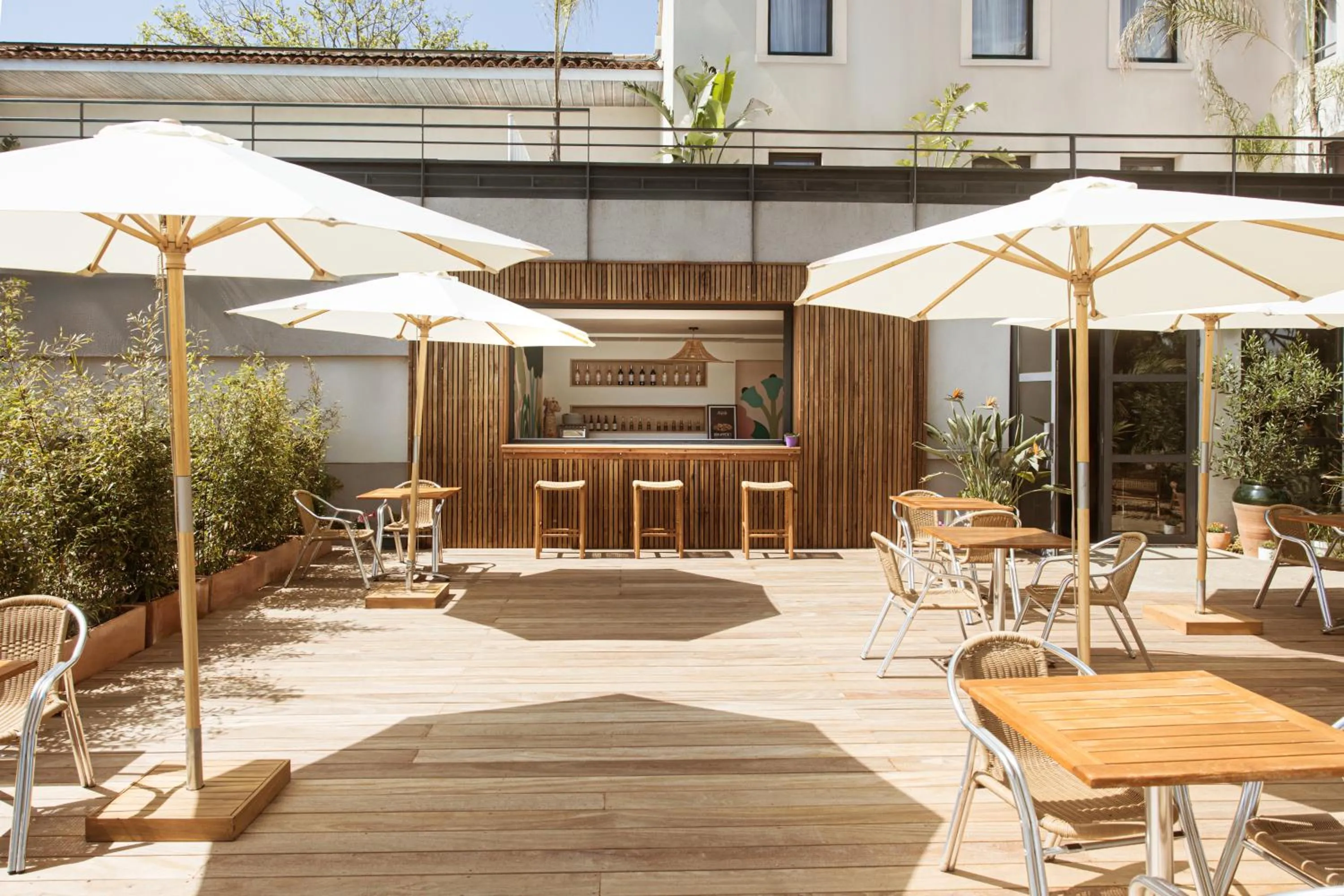 Property building in Hôtel les jardins du canal - solaire eco reponsable - piscine - parking - garage - bornes électriques - accueil vélos - kids friendly