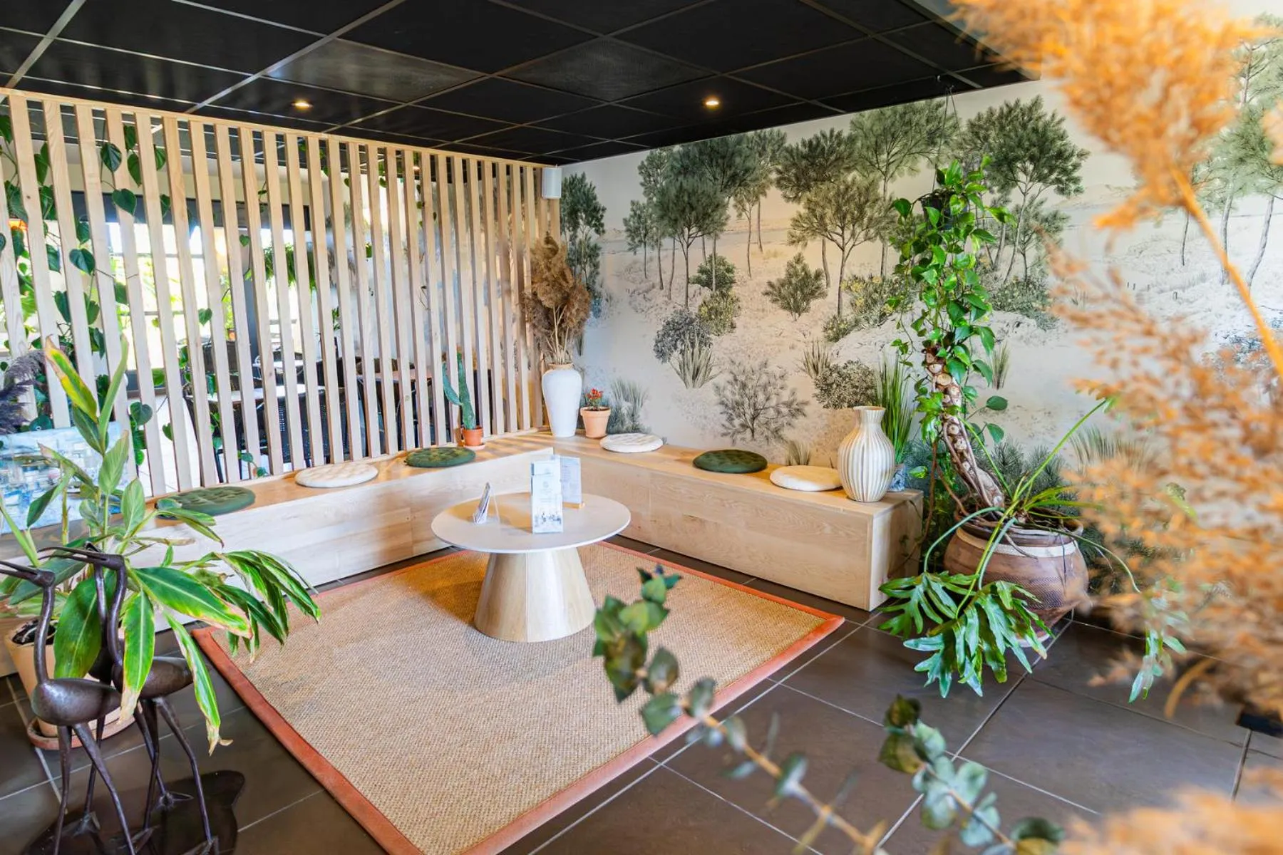 Lobby or reception in Hôtel les jardins du canal - piscine chauffée - solaire eco responsable - parking - garage - bornes électriques - accueil vélos - kids friendly