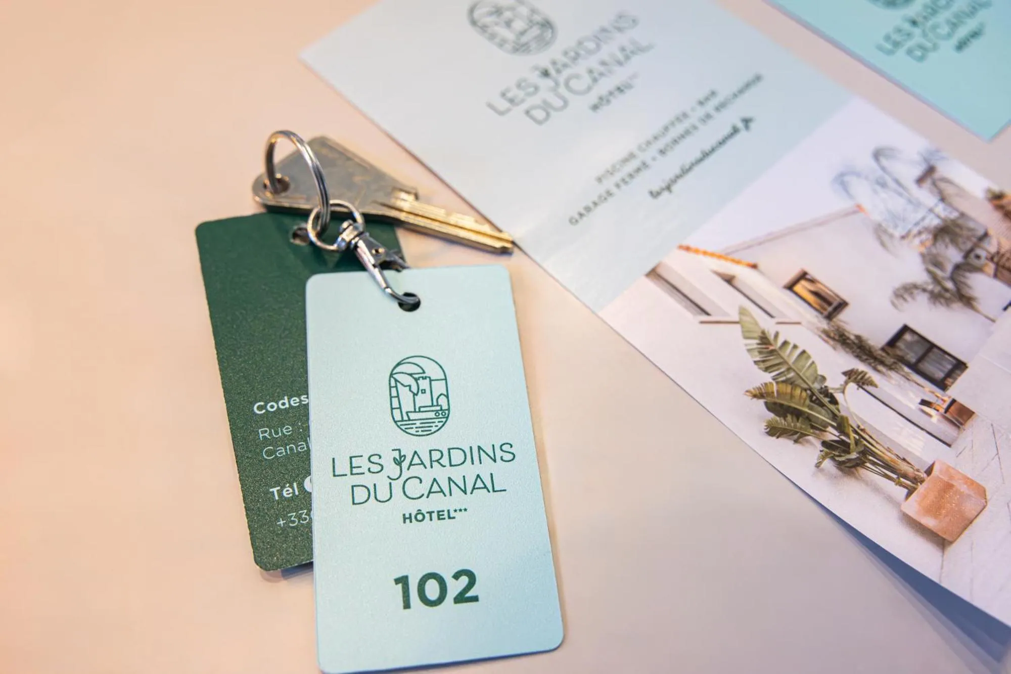 Property logo or sign in Hôtel les jardins du canal - solaire eco reponsable - piscine - parking - garage - bornes électriques - accueil vélos - kids friendly