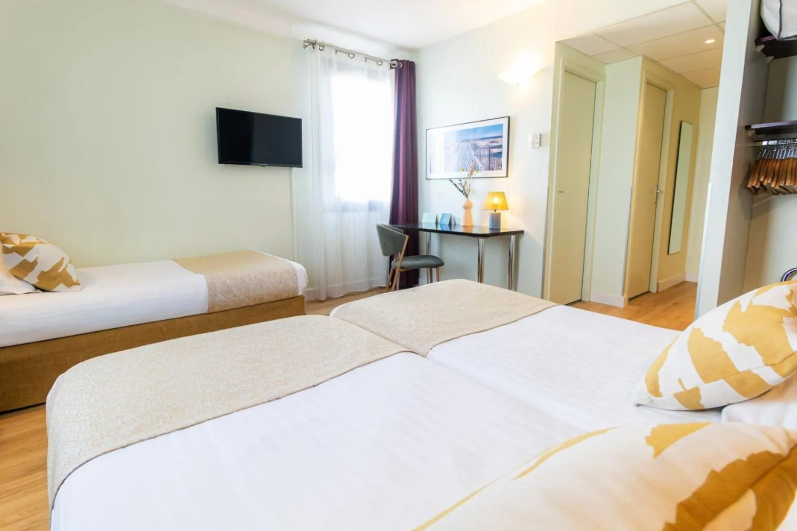 Bedroom, Bed in Hôtel les jardins du canal - piscine chauffée - solaire eco responsable - parking - garage - bornes électriques - accueil vélos - kids friendly