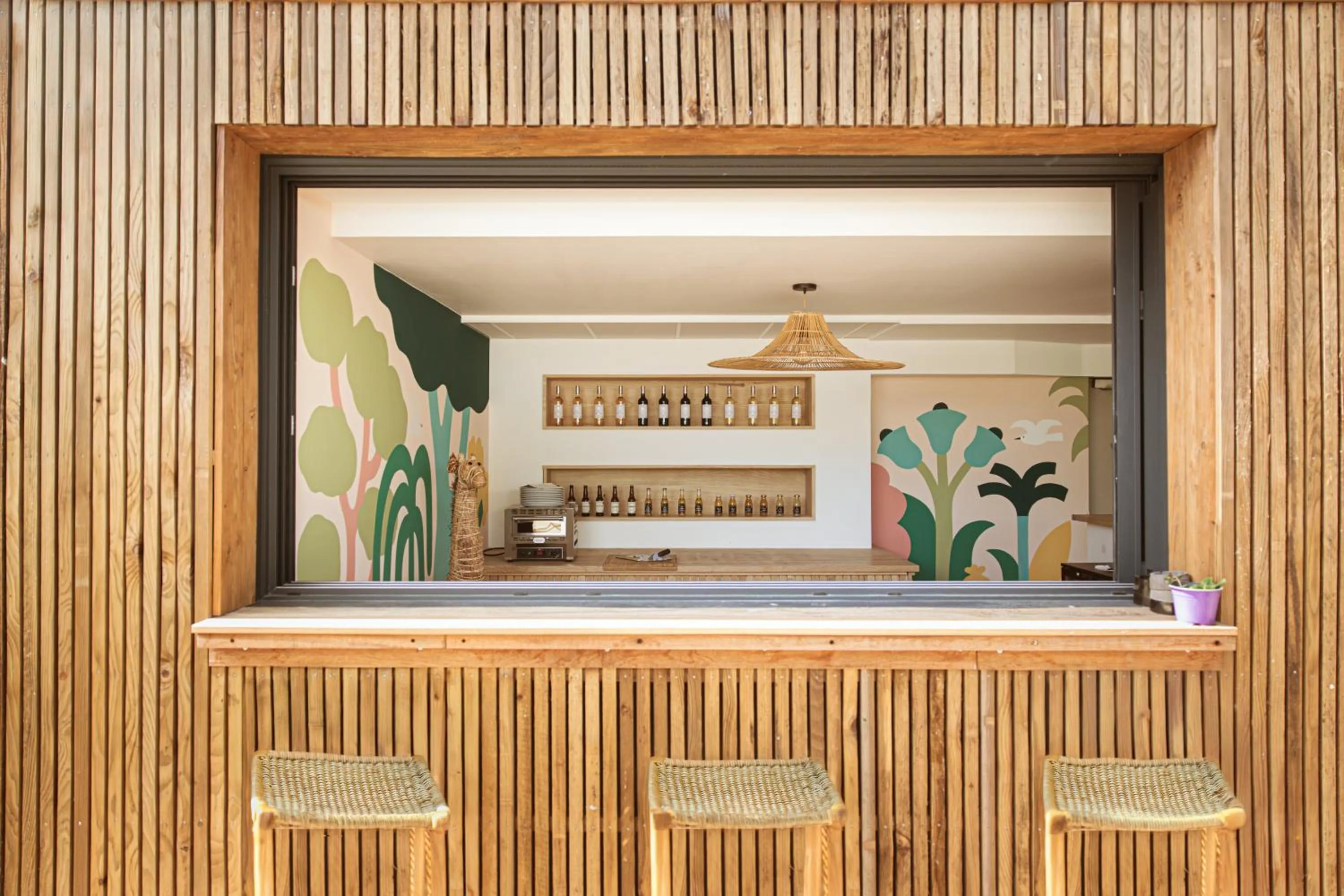 Patio in Hôtel les jardins du canal - solaire eco reponsable - piscine - parking - garage - bornes électriques - accueil vélos - kids friendly