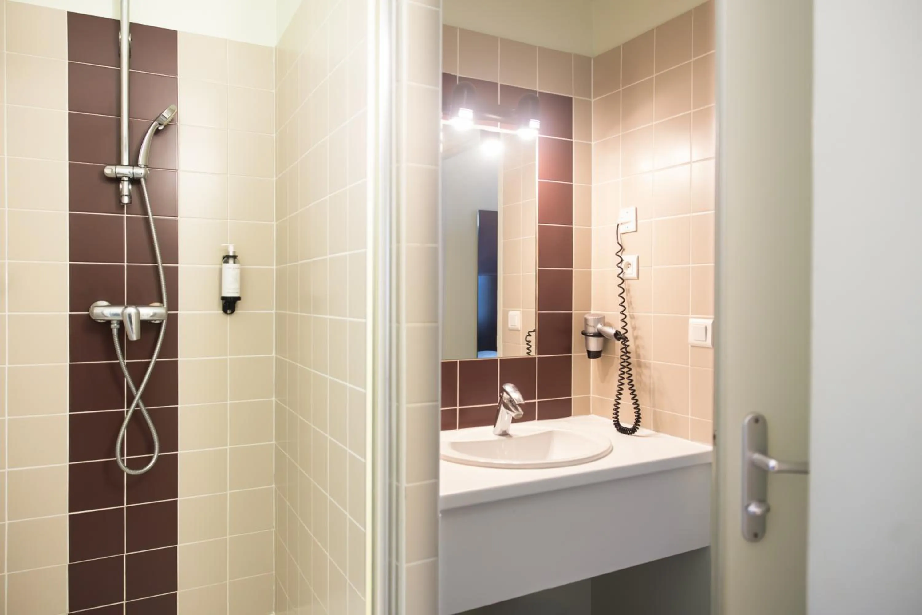 Shower in Hôtel les jardins du canal - solaire eco reponsable - piscine - parking - garage - bornes électriques - accueil vélos - kids friendly