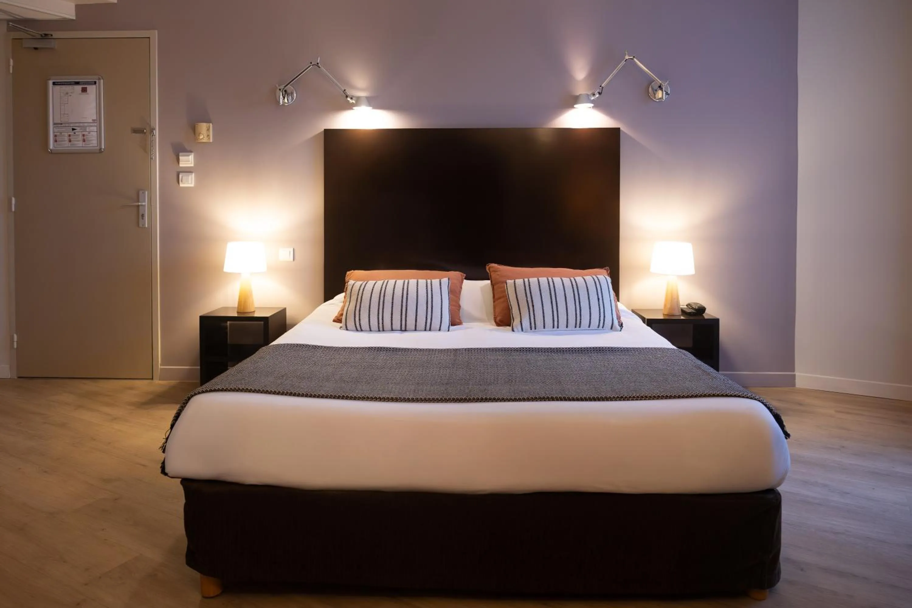 Bed in Hôtel les jardins du canal - solaire eco reponsable - piscine - parking - garage - bornes électriques - accueil vélos - kids friendly