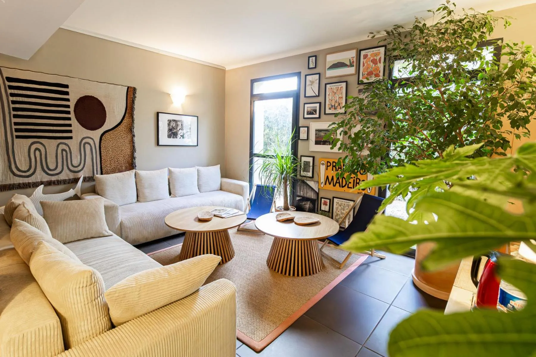 Living room in Hôtel les jardins du canal - piscine chauffée - solaire eco responsable - parking - garage - bornes électriques - accueil vélos - kids friendly