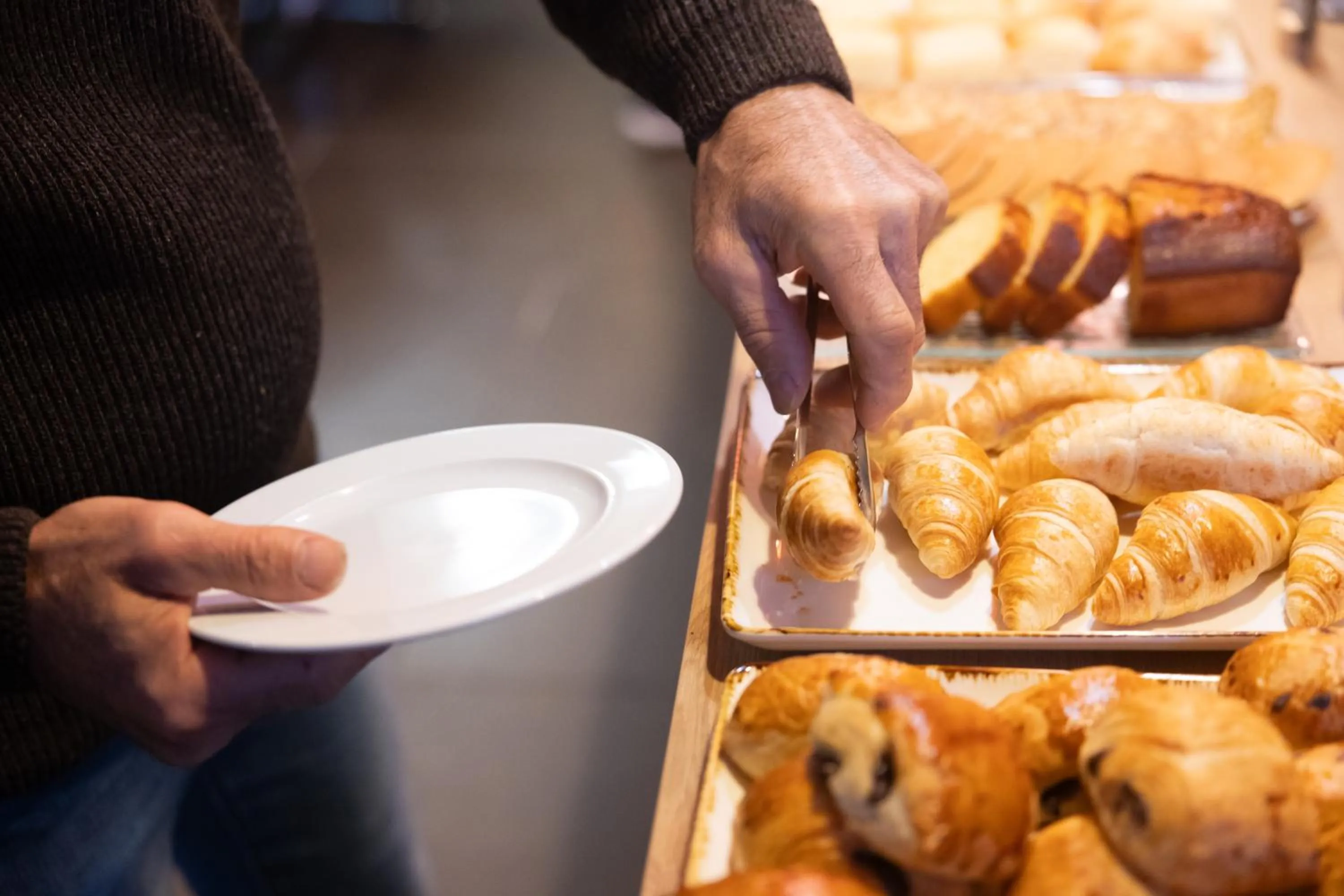 Buffet breakfast in Hôtel les jardins du canal - solaire eco reponsable - piscine - parking - garage - bornes électriques - accueil vélos - kids friendly