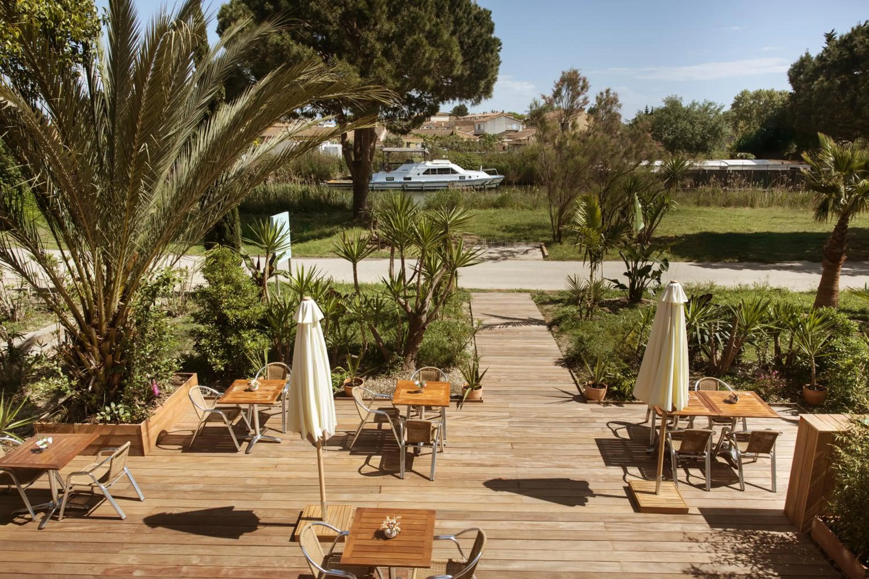 Garden view in Hôtel les jardins du canal - solaire eco reponsable - piscine - parking - garage - bornes électriques - accueil vélos - kids friendly