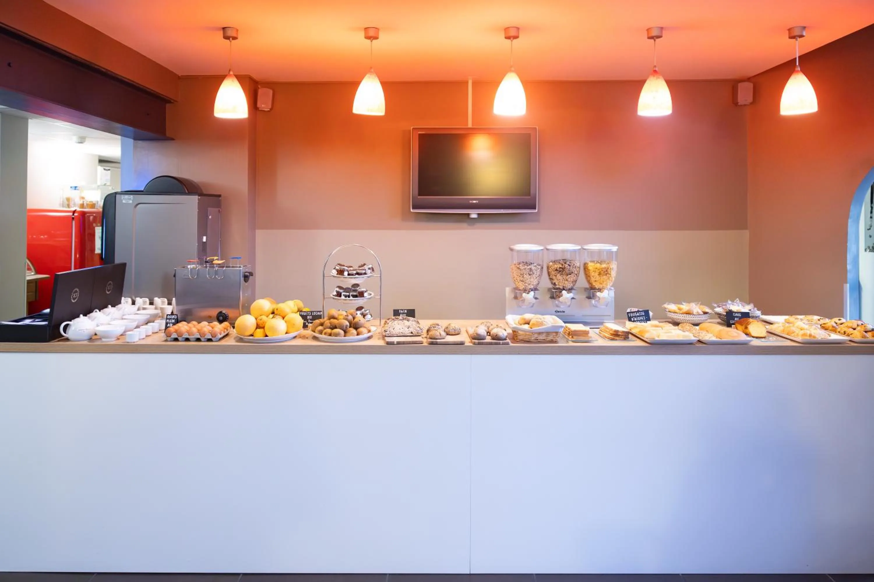 Buffet breakfast in Hôtel les jardins du canal - solaire eco reponsable - piscine - parking - garage - bornes électriques - accueil vélos - kids friendly