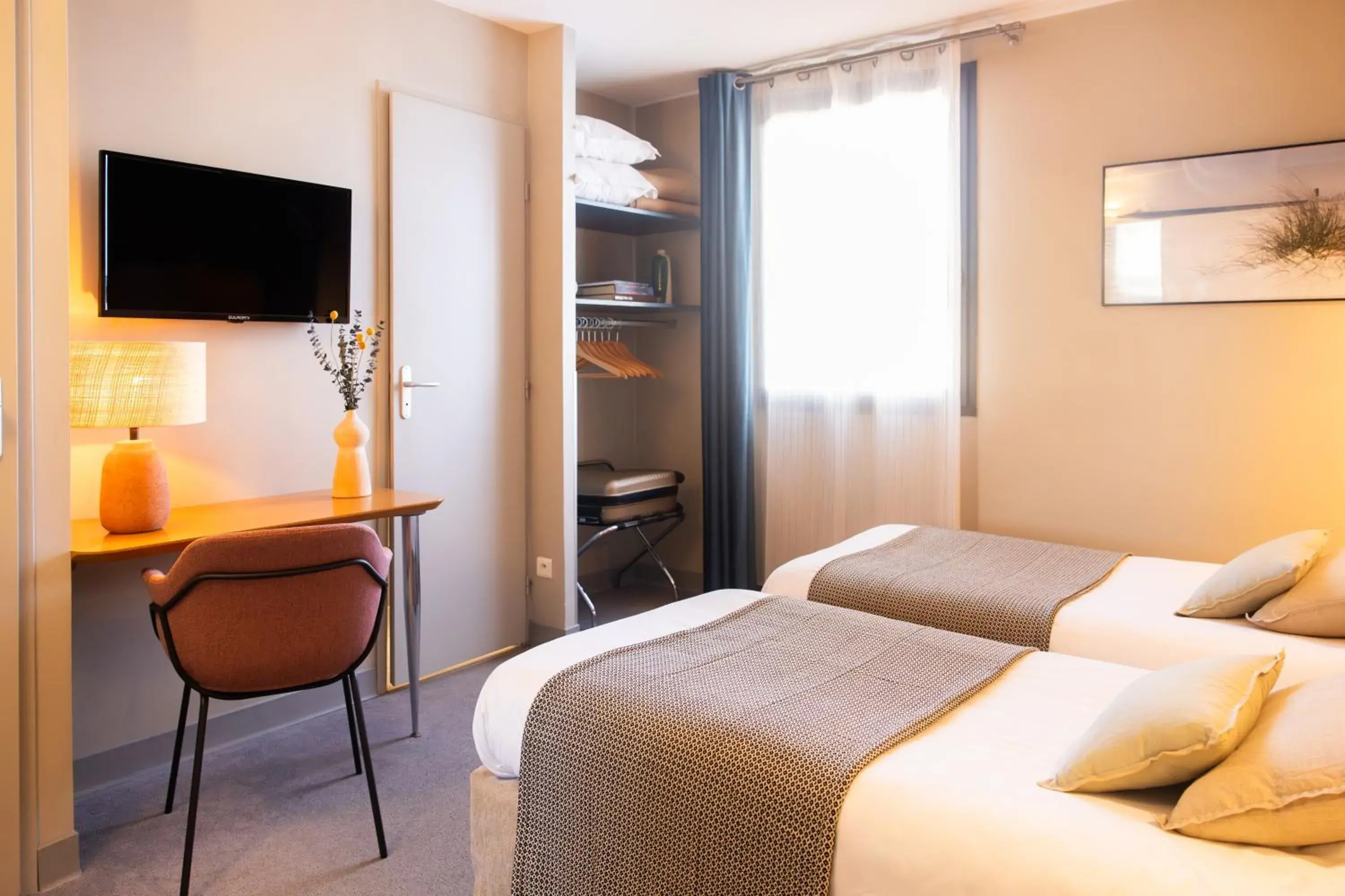 Family Room- Street side in Hôtel les jardins du canal - piscine chauffée - parking - garage - bornes électriques Family Room- Street side in Hôtel les jardins du canal - piscine chauffée - parking - garage - bornes électriques