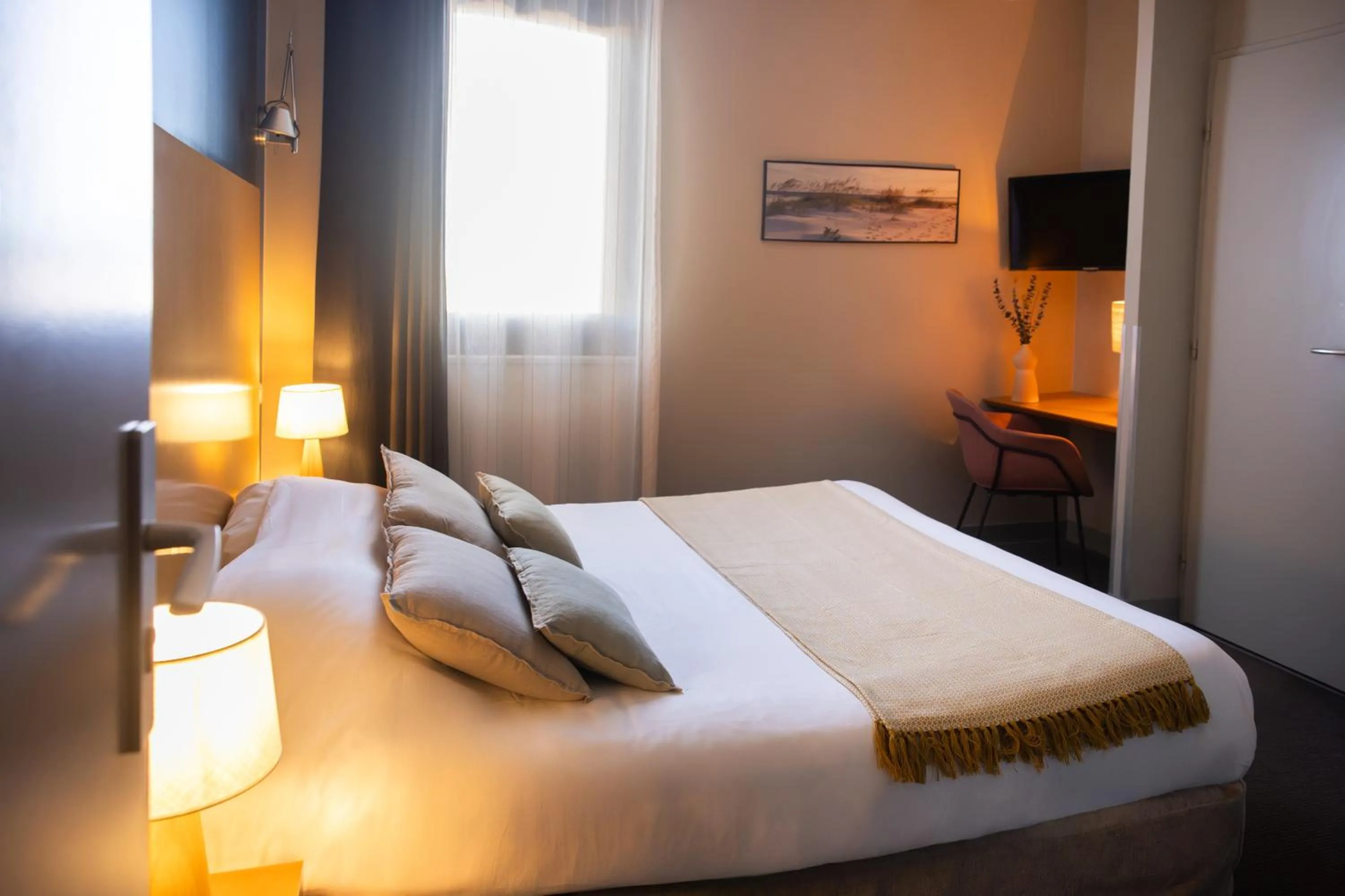 Bedroom, Bed in Hôtel les jardins du canal - solaire eco reponsable - piscine - parking - garage - bornes électriques - accueil vélos - kids friendly