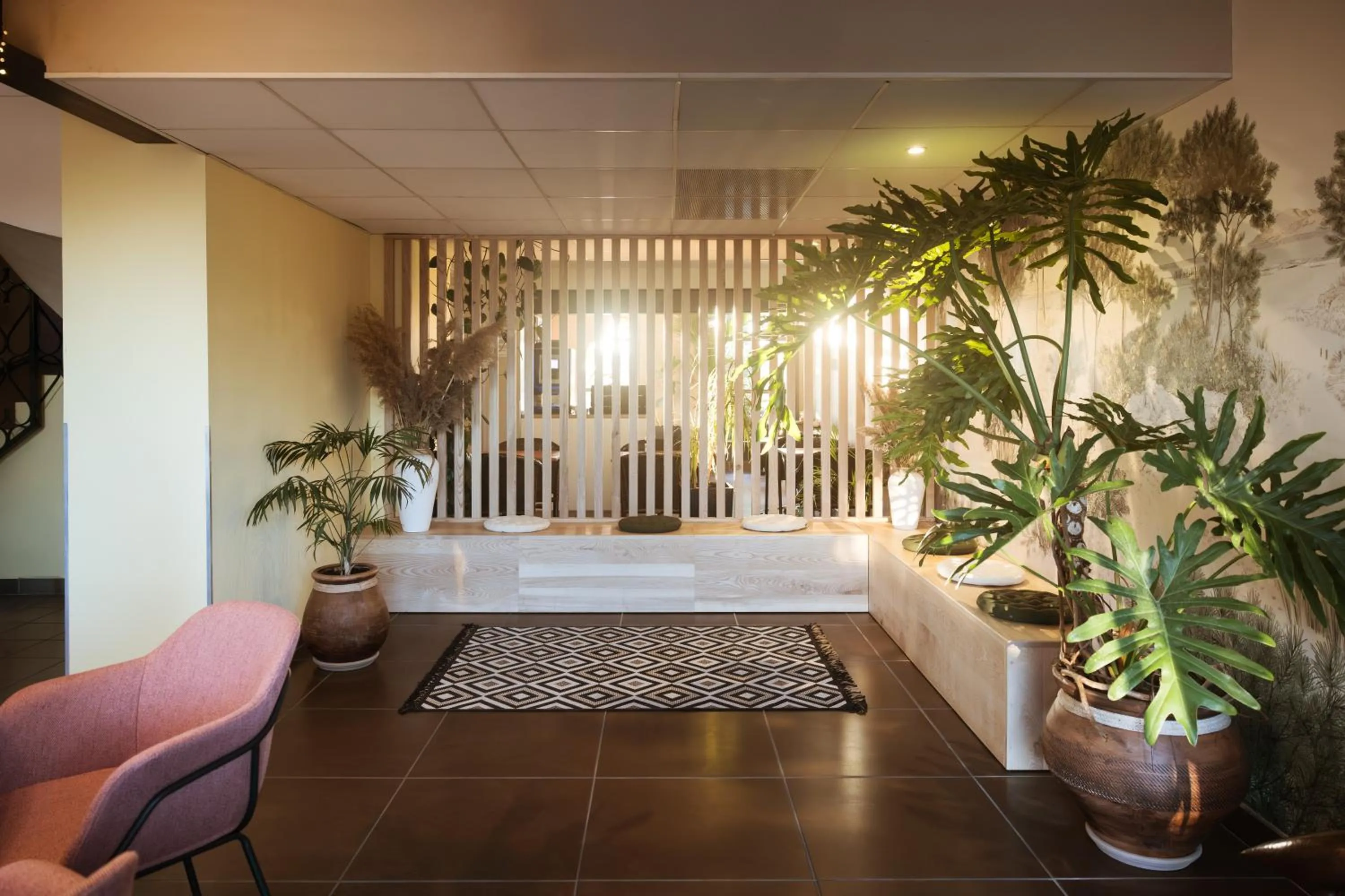 Lobby or reception, Bed in Hôtel les jardins du canal - solaire eco reponsable - piscine - parking - garage - bornes électriques - accueil vélos - kids friendly