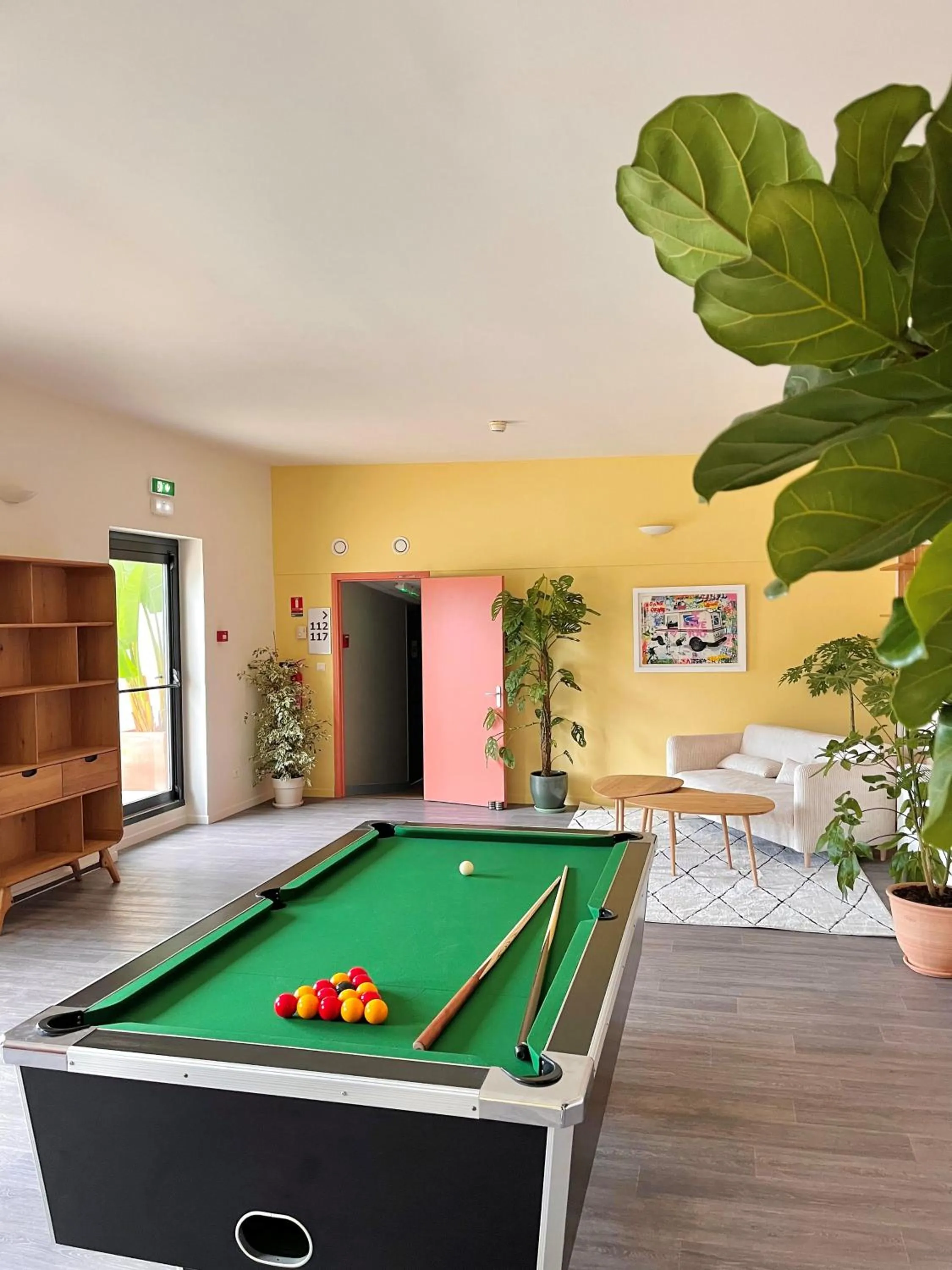 Billiard in Hôtel les jardins du canal - solaire eco reponsable - piscine - parking - garage - bornes électriques - accueil vélos - kids friendly