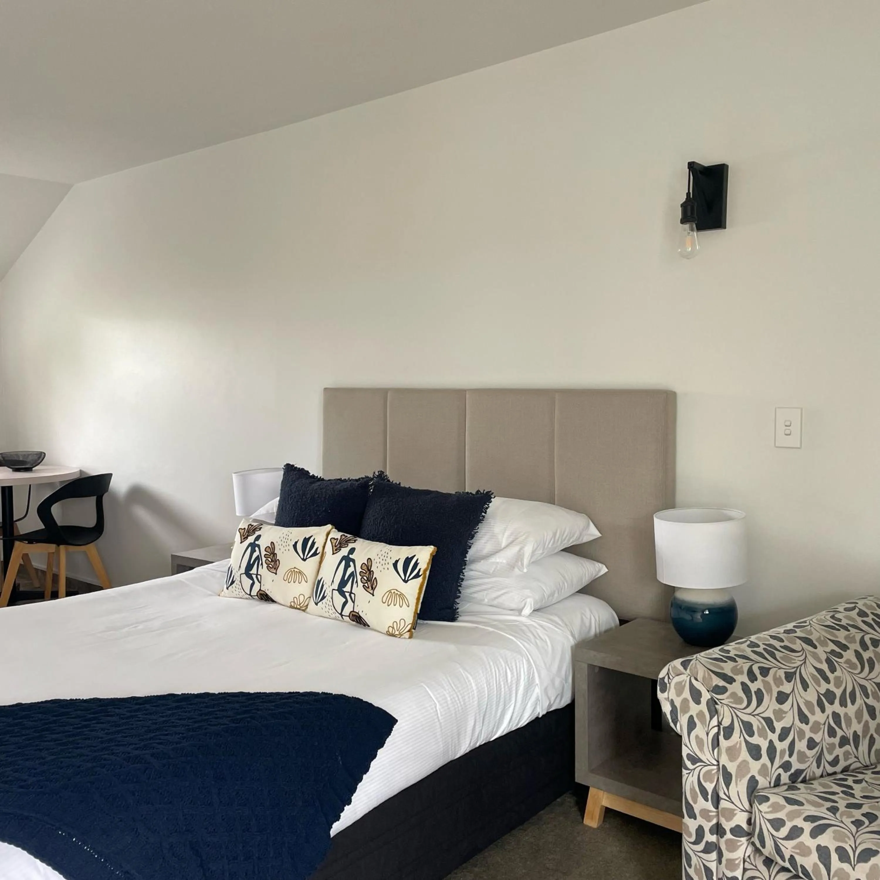 Bedroom, Bed in Apex Motorlodge