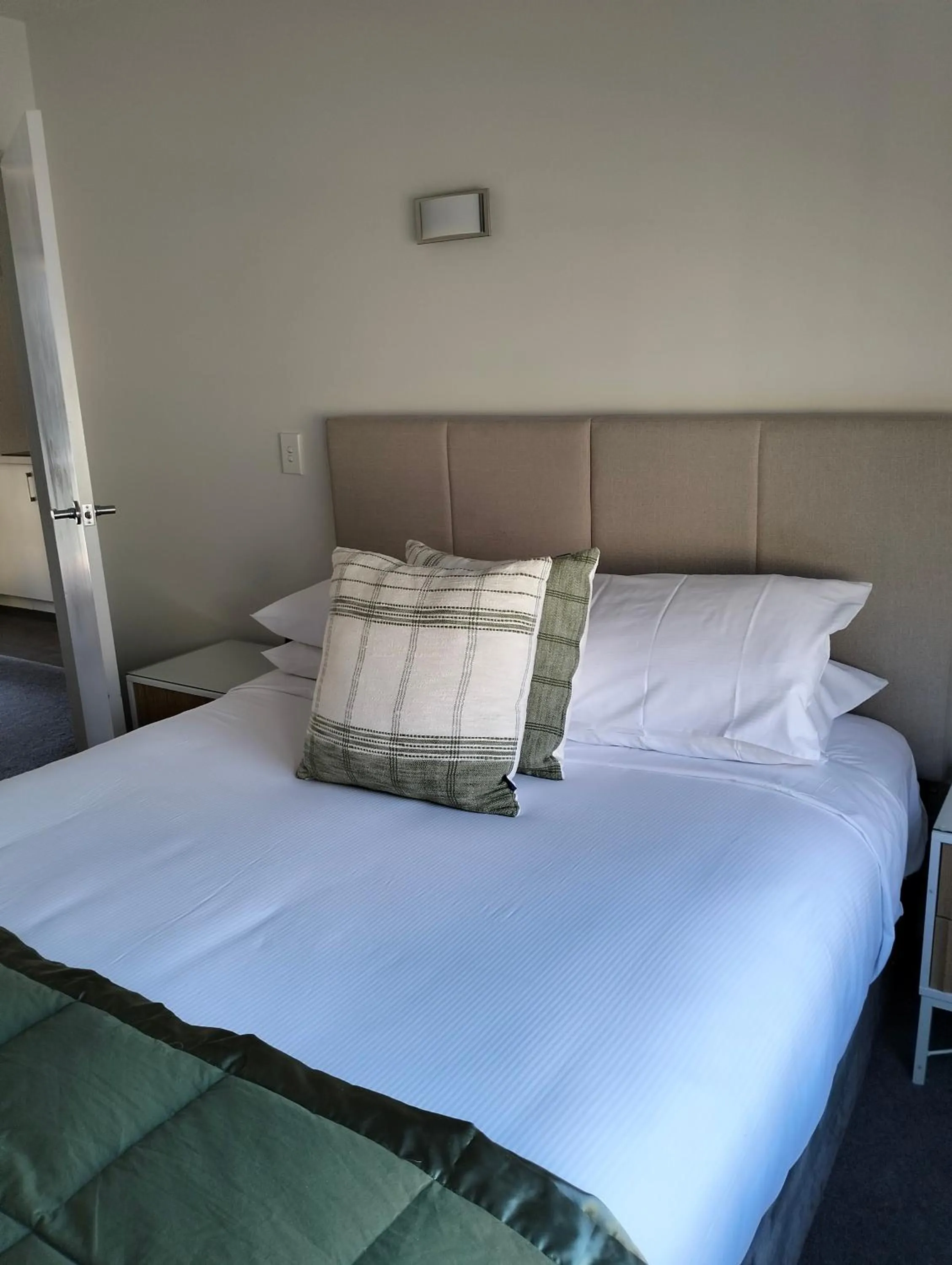 Bedroom, Bed in Apex Motorlodge