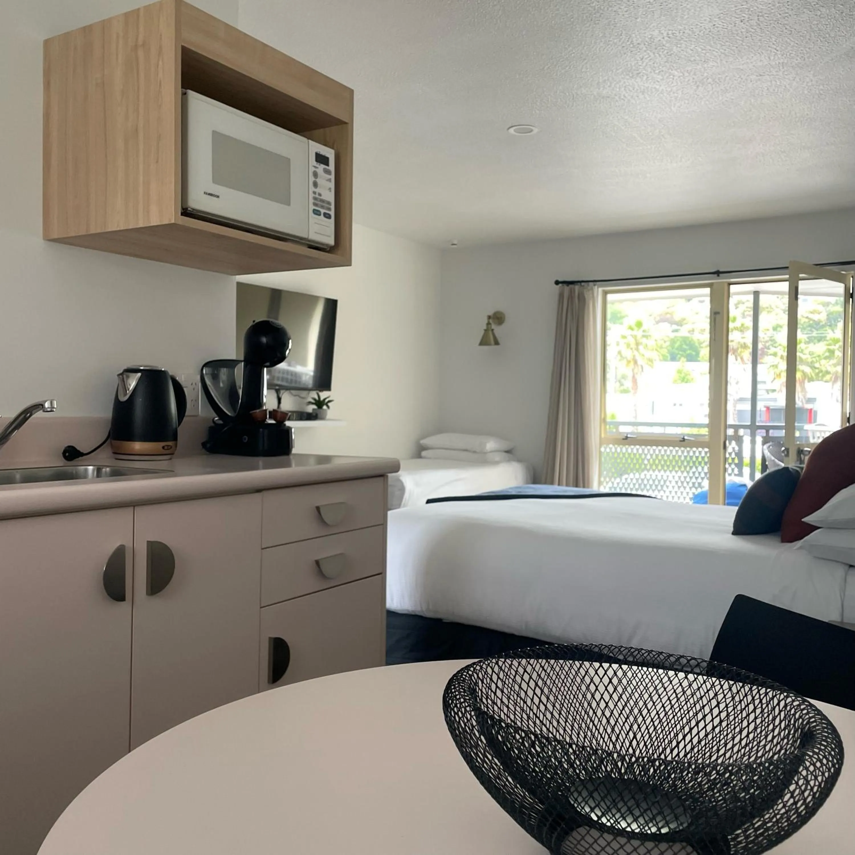 Dining area, Bed in Apex Motorlodge