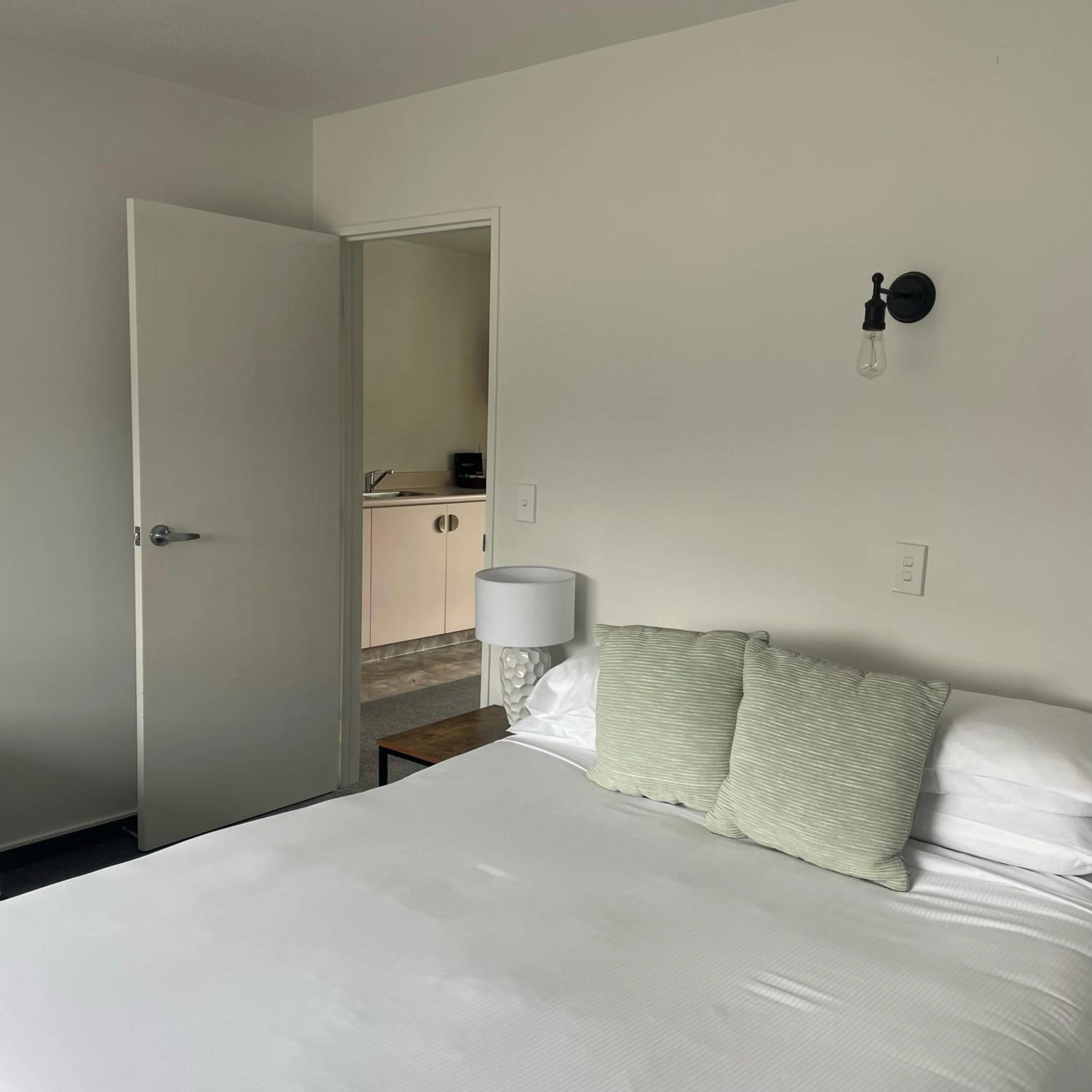 Bedroom, Bed in Apex Motorlodge