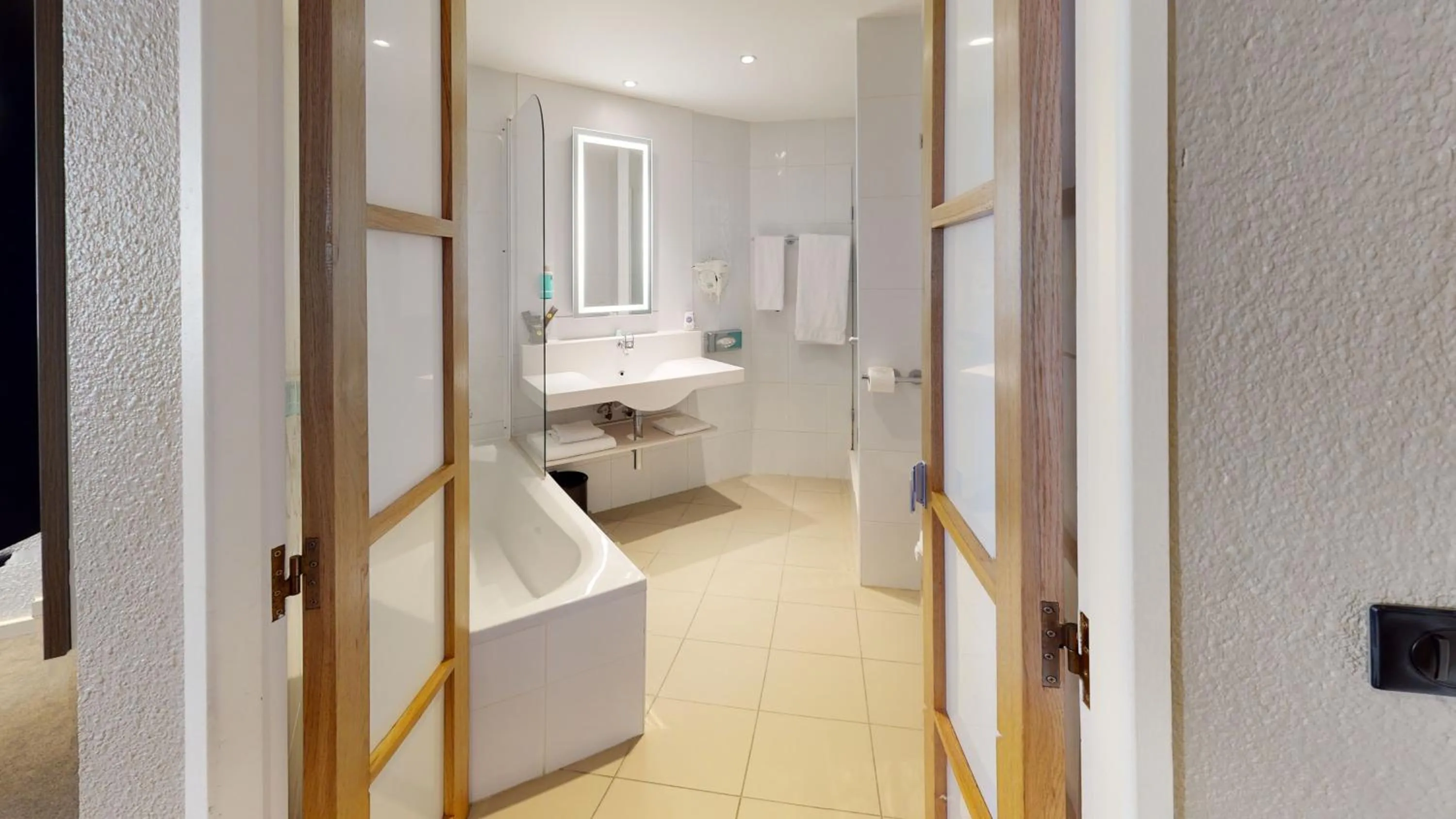 Bathroom in Novotel Lyon Gerland Musée des Confluences