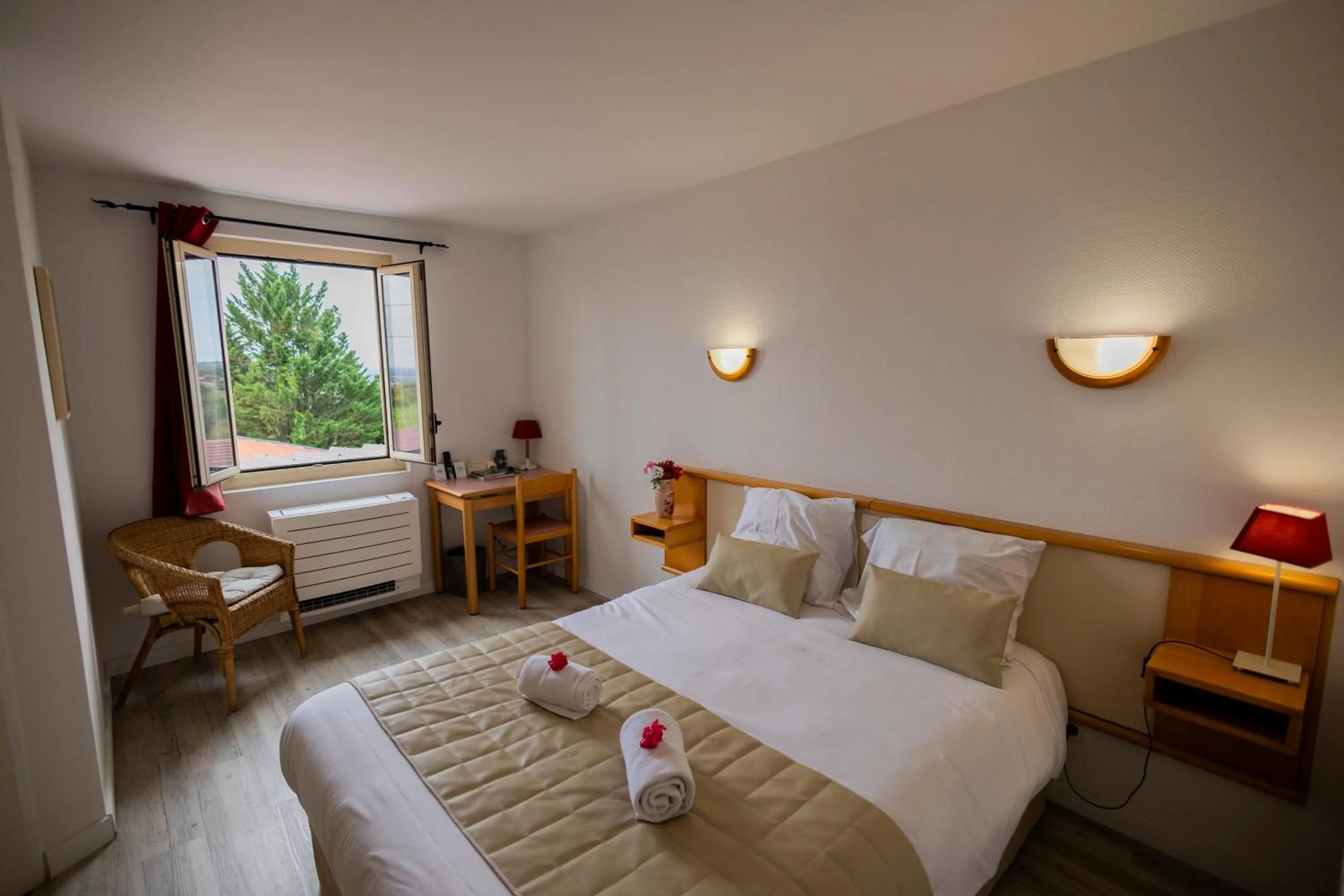 Bed in Logis des Crêtes de Pignols