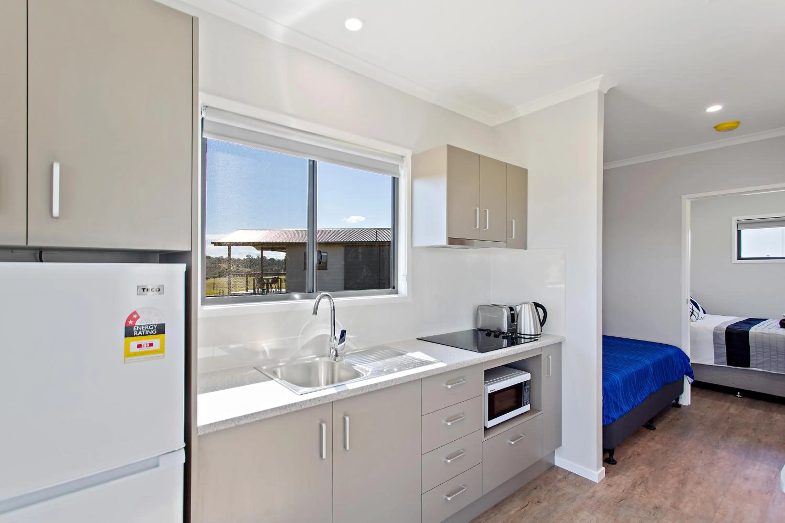 Kitchen or kitchenette, Bed in Valley Cabins By The Creek
