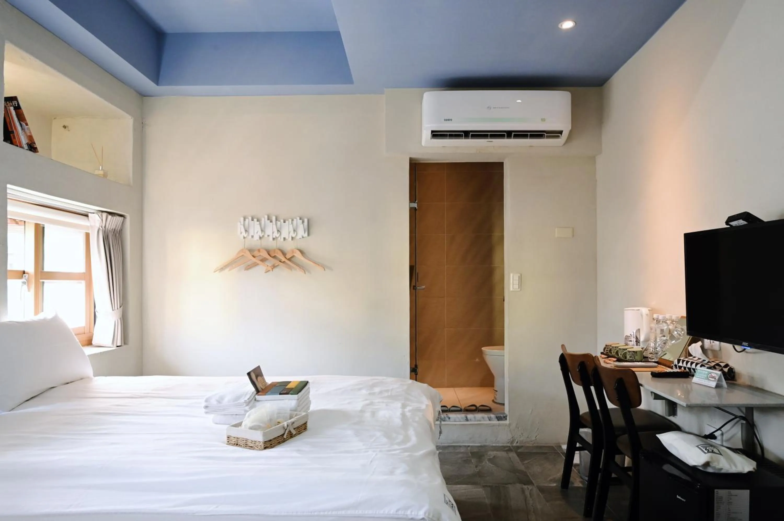 Photo of the whole room, Bed in Tiin Tinn Inn - Tiehua Xiutai