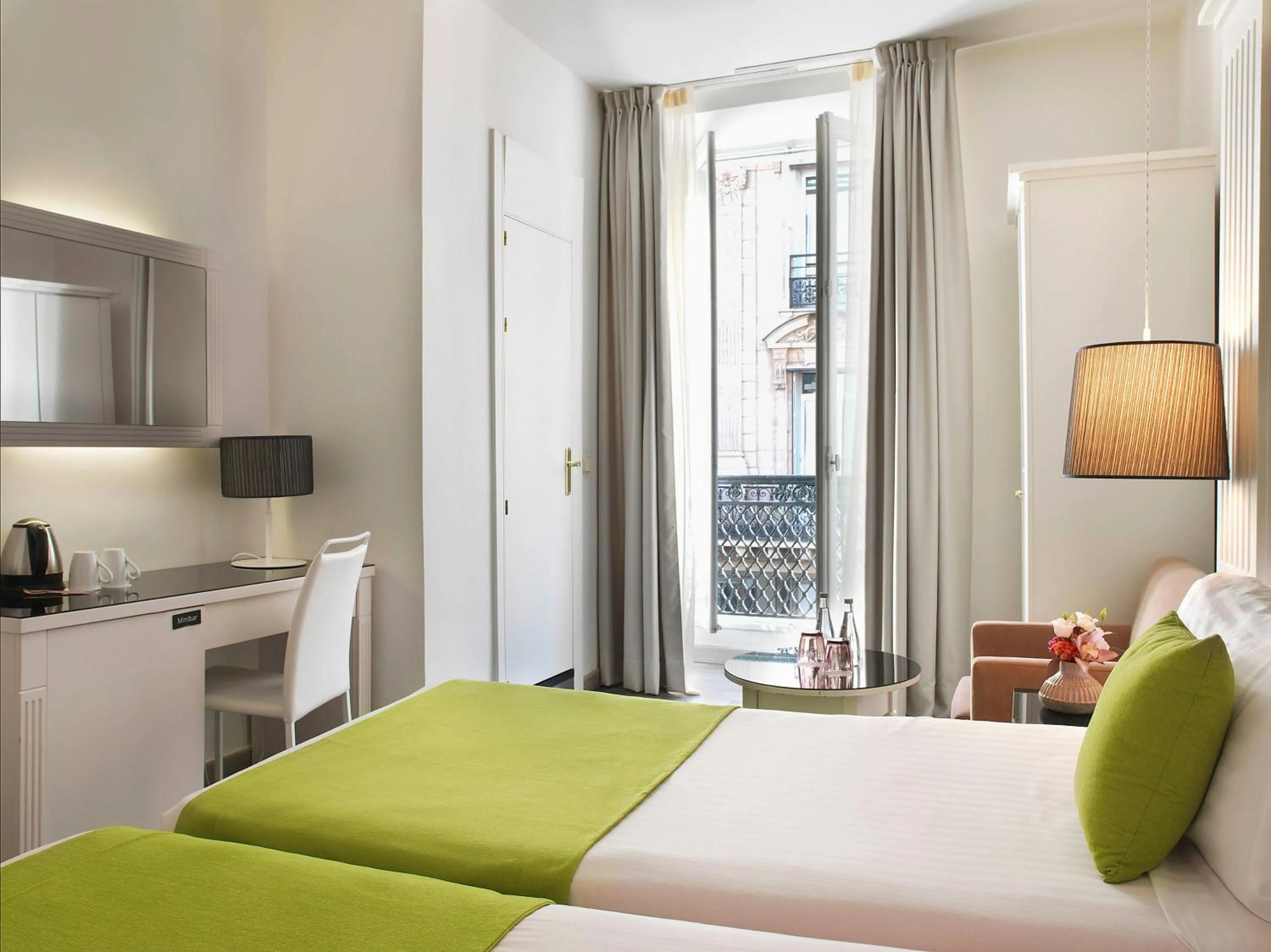 Property building, Bed in Hotel Paris Opera Affiliated by Meliá