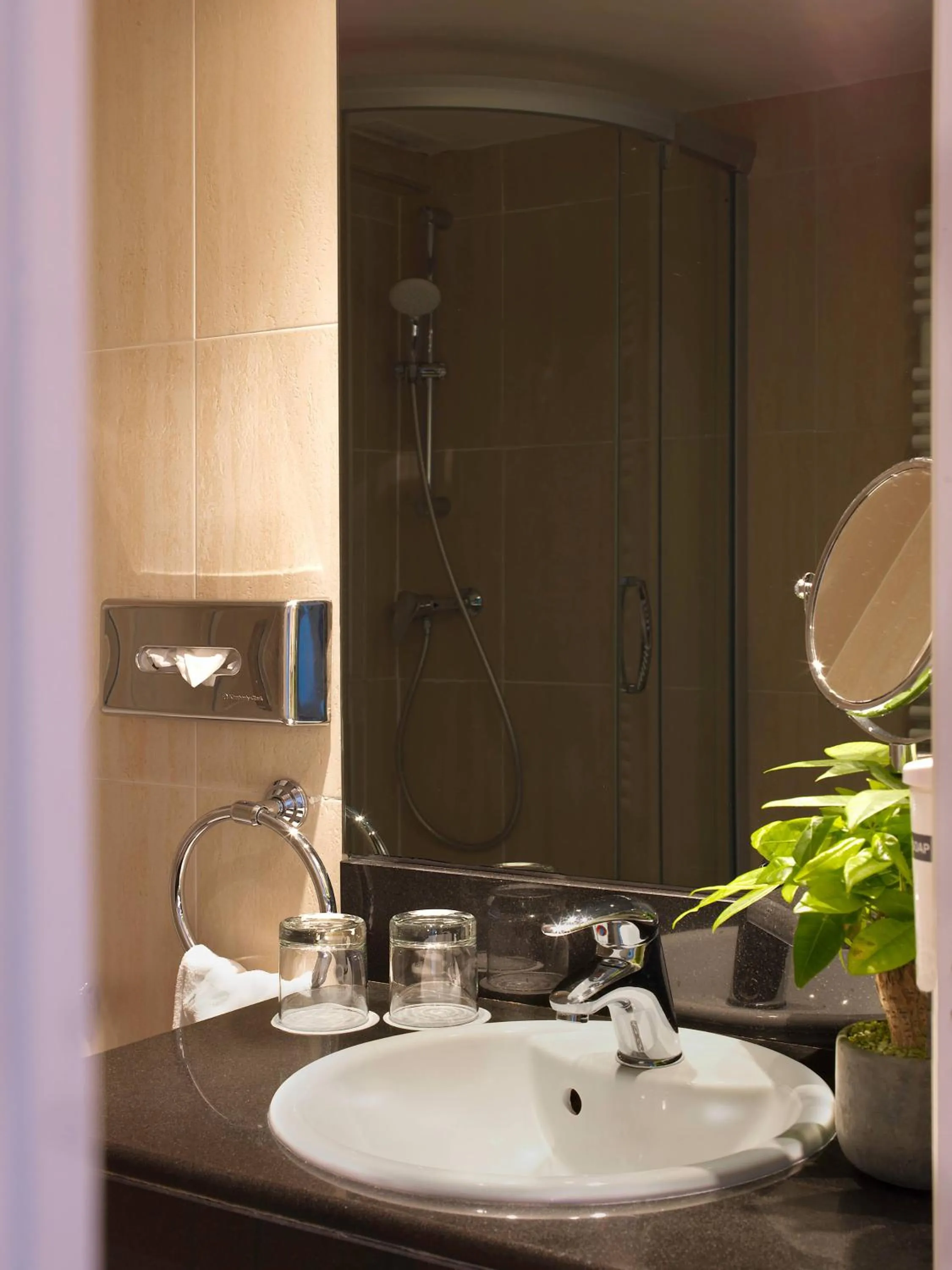 Shower in Hotel Paris Opera Affiliated by Meliá