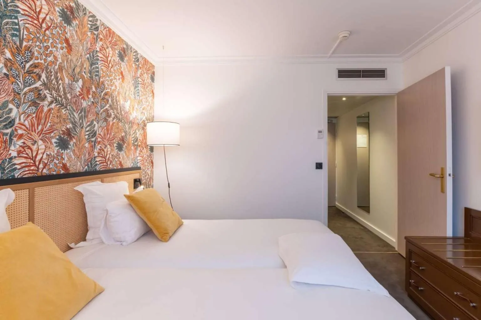 Photo of the whole room, Bed in Hôtel Mercure Paris Boulogne Pont de Saint Cloud