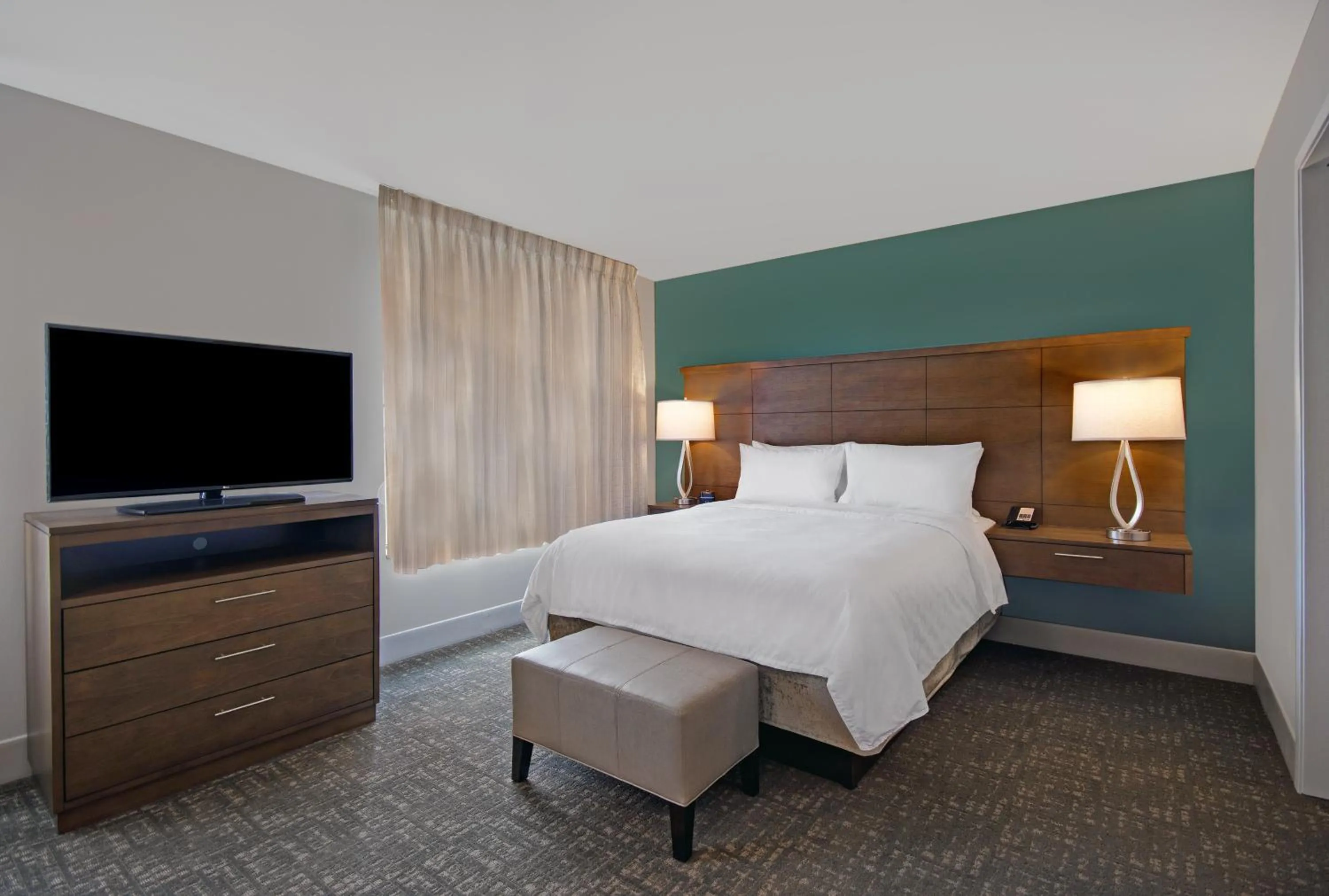 Photo of the whole room, Bed in Staybridge Suites Sterling Heights - Detroit by IHG