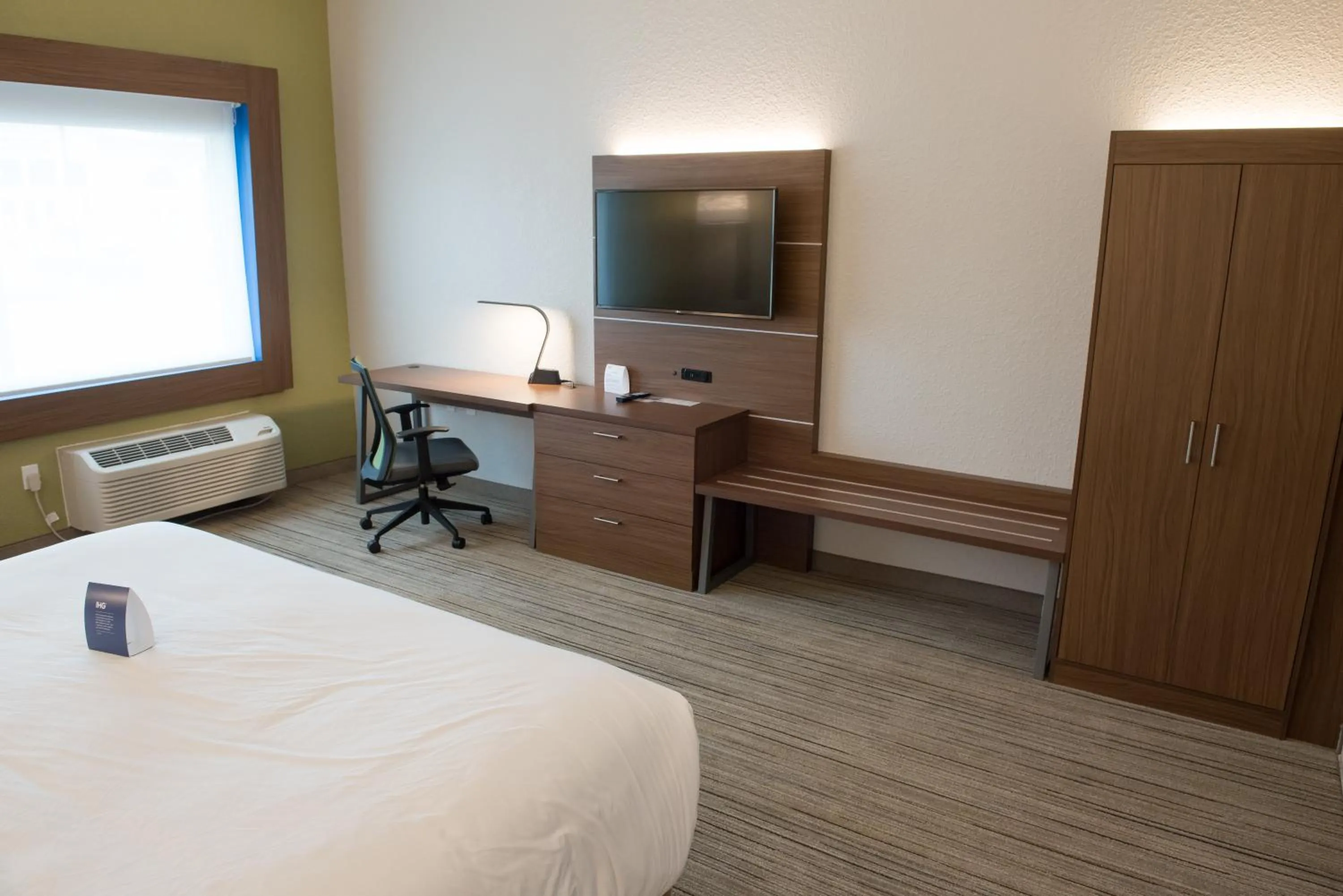Photo of the whole room, Bed in Holiday Inn Express & Suites - Warsaw - E Center by IHG