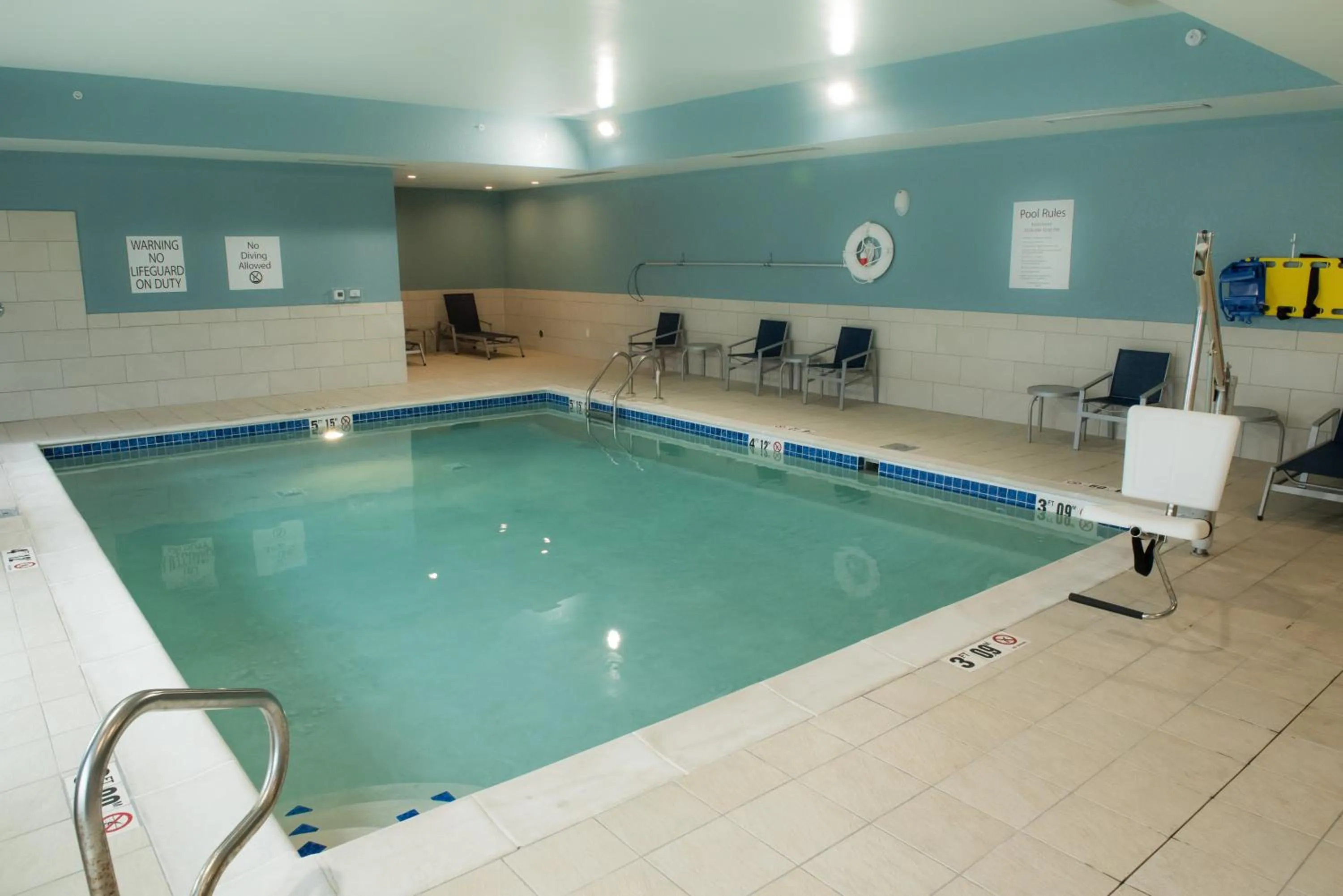 Swimming pool in Holiday Inn Express & Suites - Warsaw - E Center by IHG