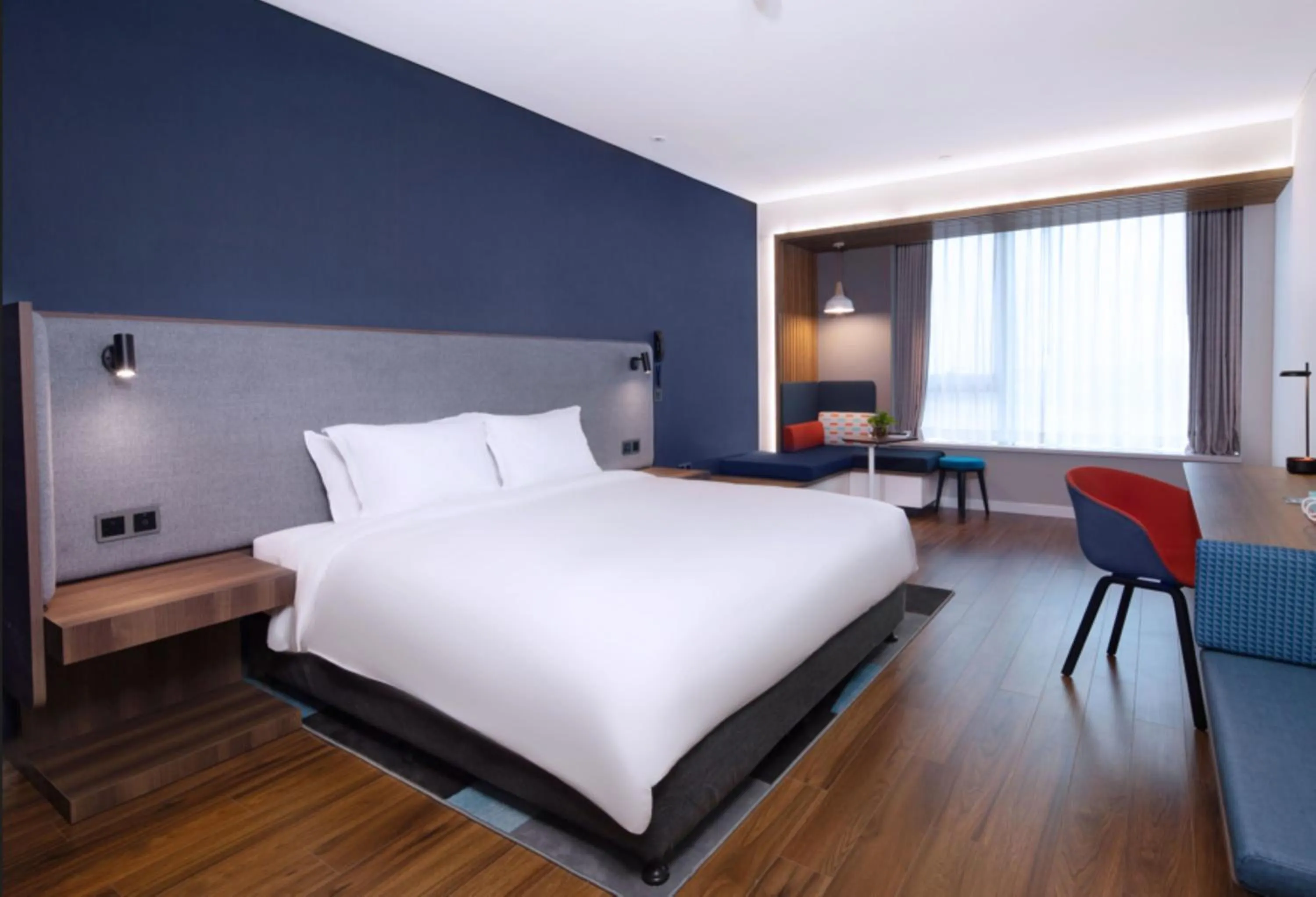 Photo of the whole room, Bed in Holiday Inn Express Zhoushan Dinghai by IHG