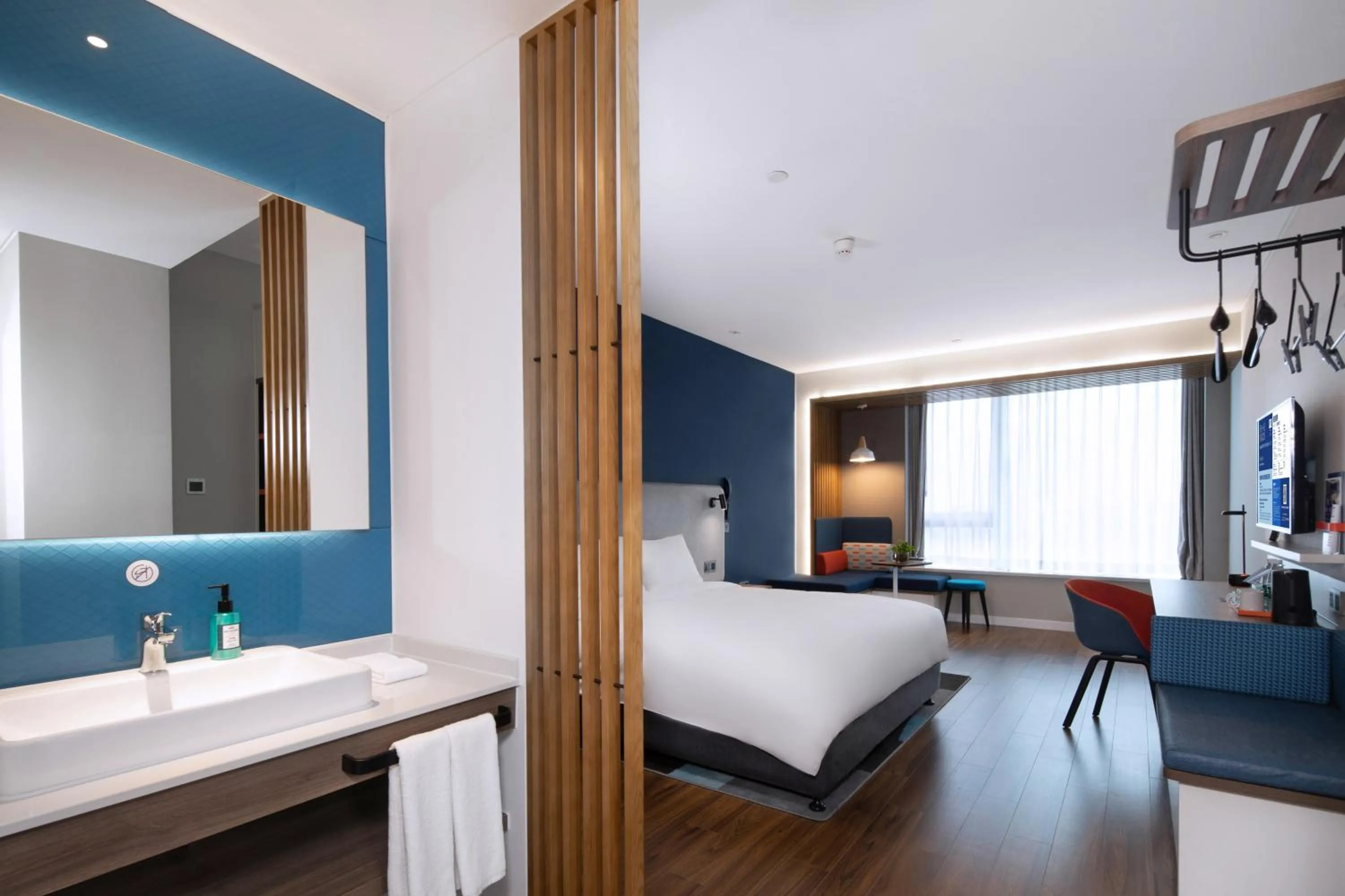 Photo of the whole room, Bed in Holiday Inn Express Zhoushan Dinghai by IHG