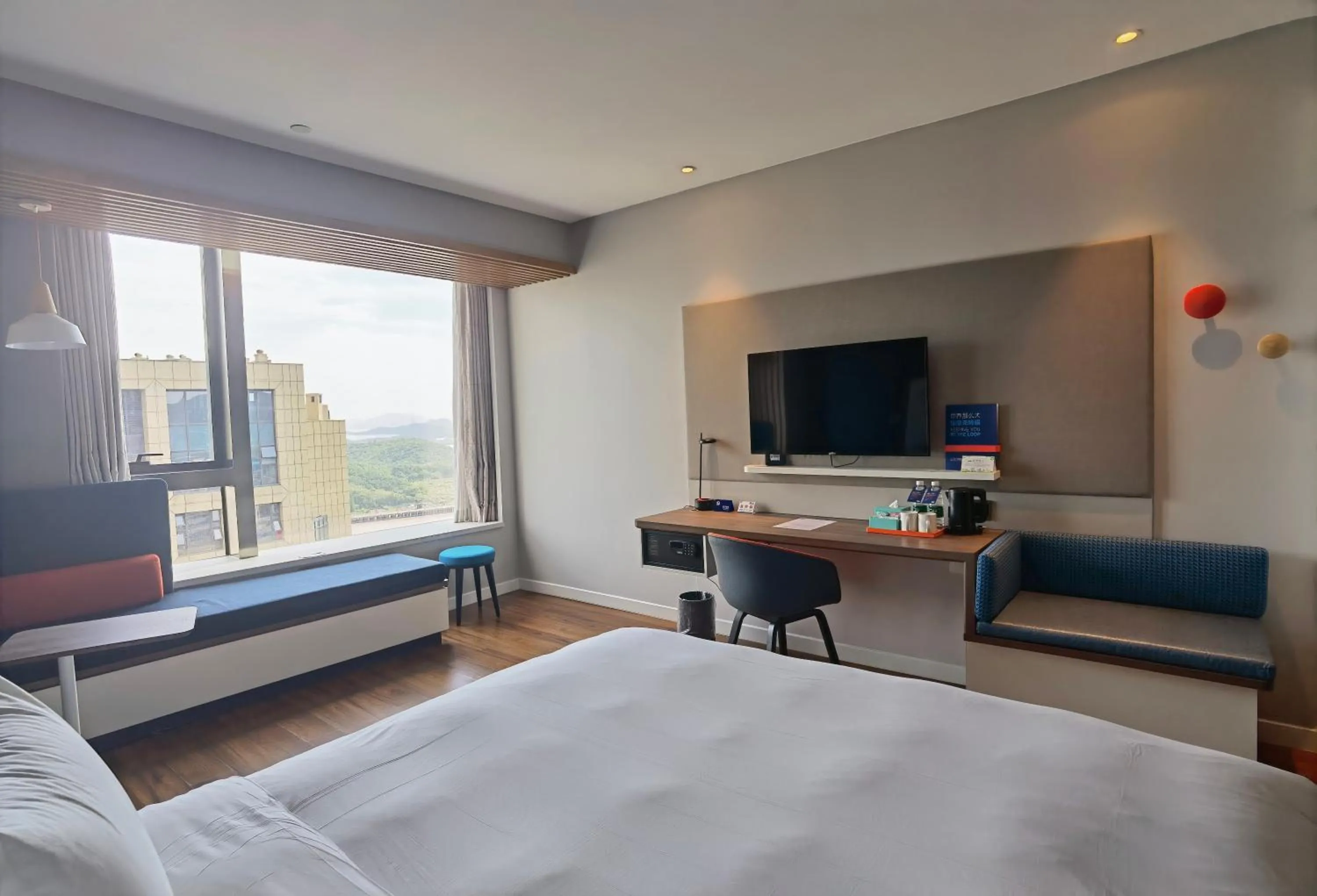 Bed in Holiday Inn Express Zhoushan Dinghai by IHG