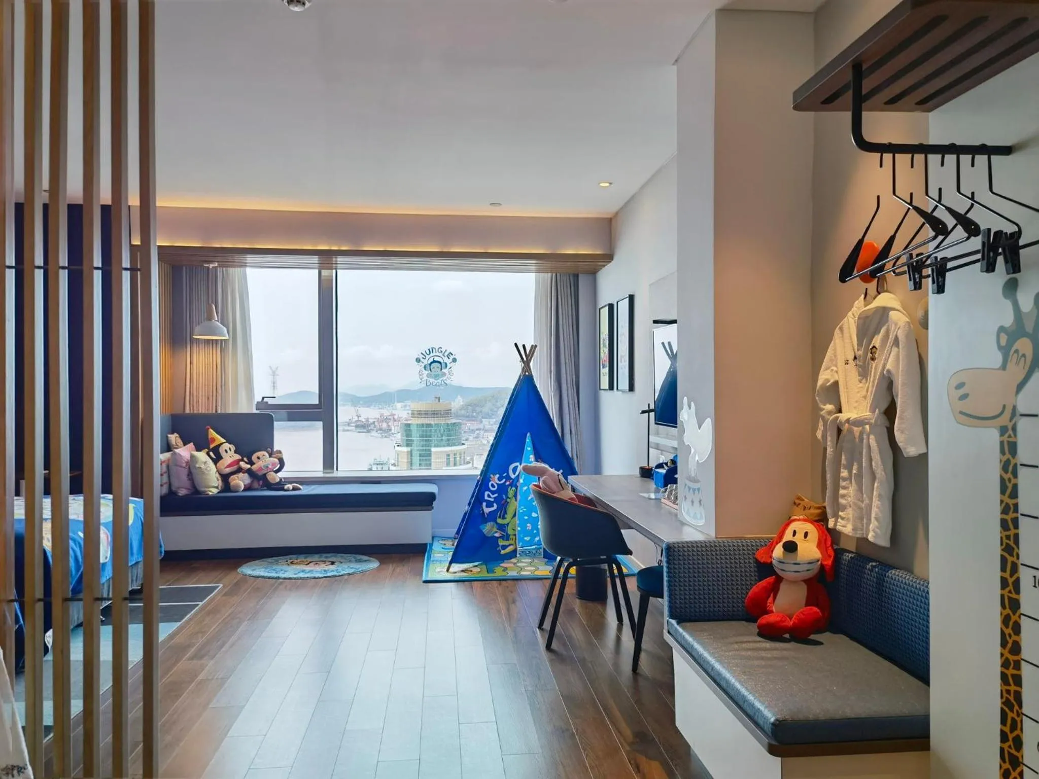 Photo of the whole room in Holiday Inn Express Zhoushan Dinghai by IHG