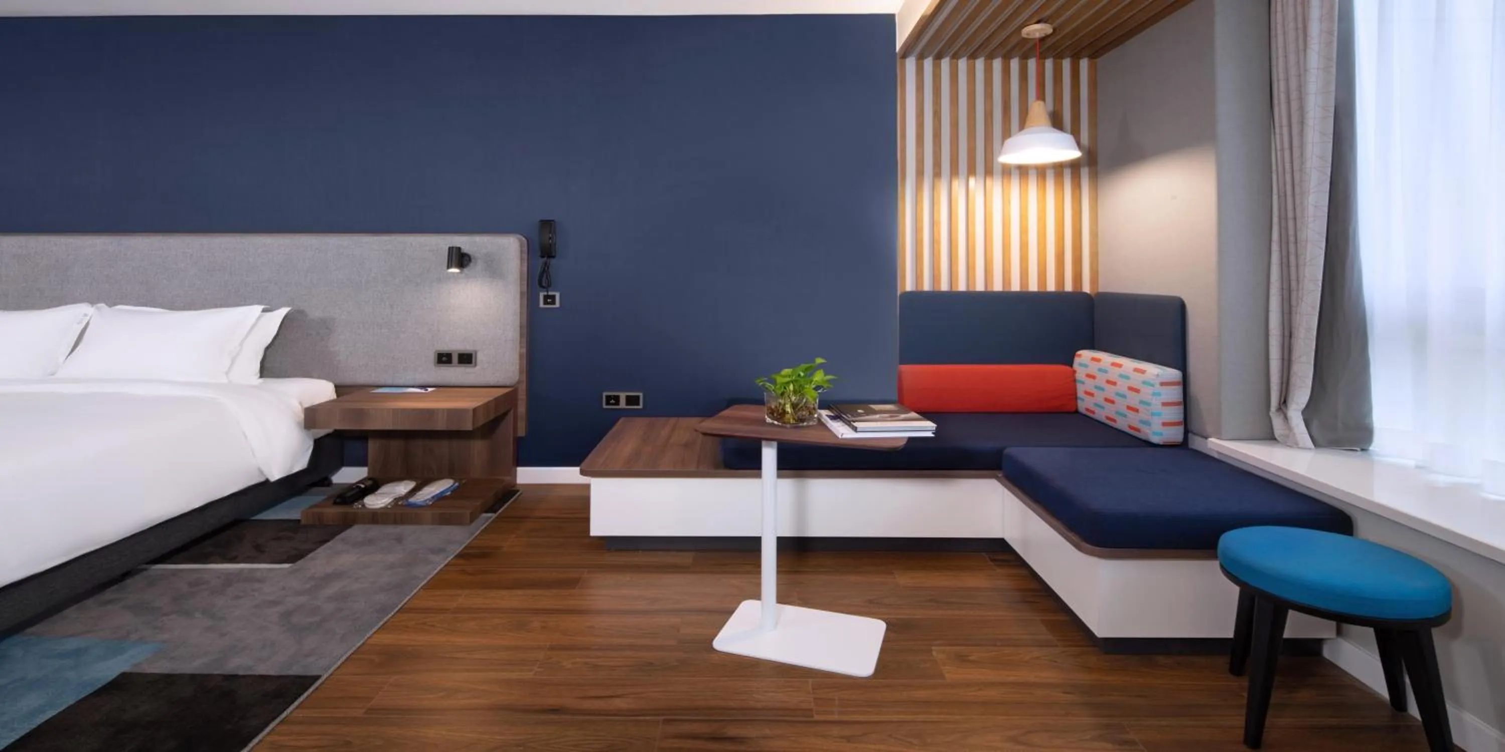 Photo of the whole room, Bed in Holiday Inn Express Zhoushan Dinghai by IHG