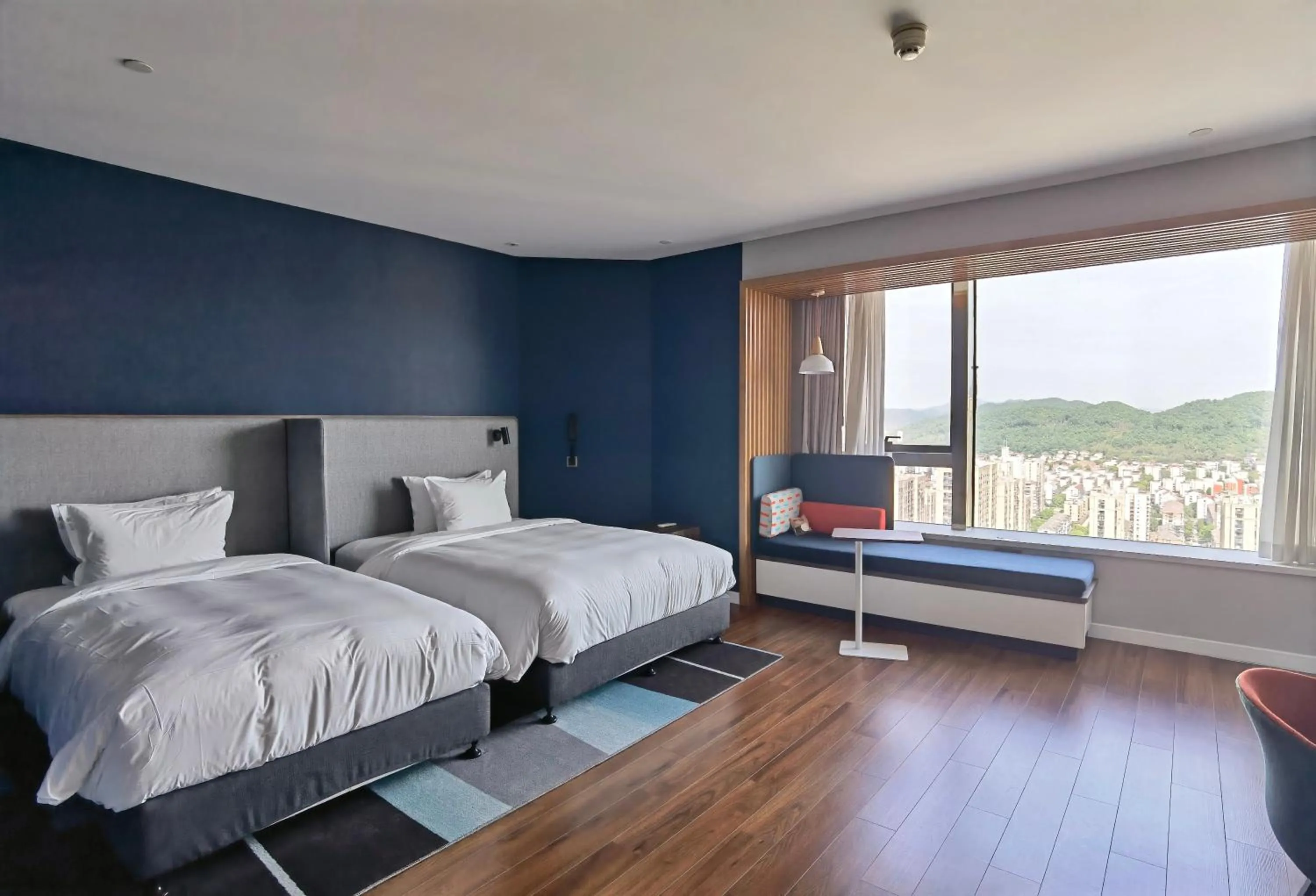 Photo of the whole room, Bed in Holiday Inn Express Zhoushan Dinghai by IHG