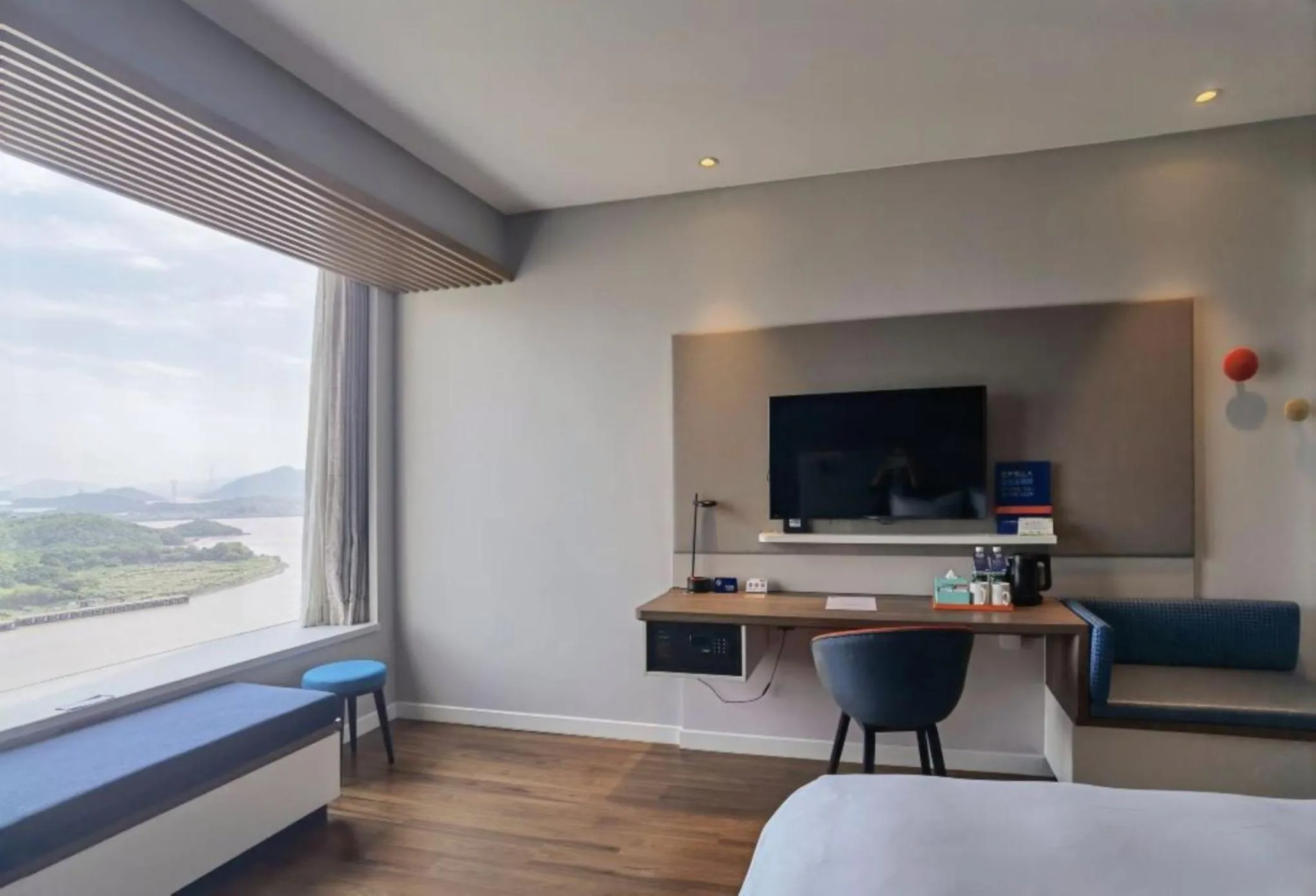 Photo of the whole room in Holiday Inn Express Zhoushan Dinghai by IHG