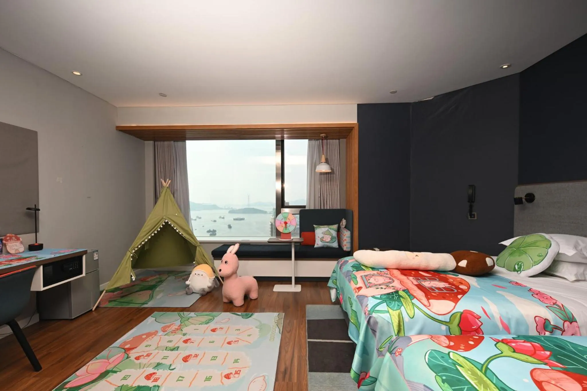 Photo of the whole room, Bed in Holiday Inn Express Zhoushan Dinghai by IHG