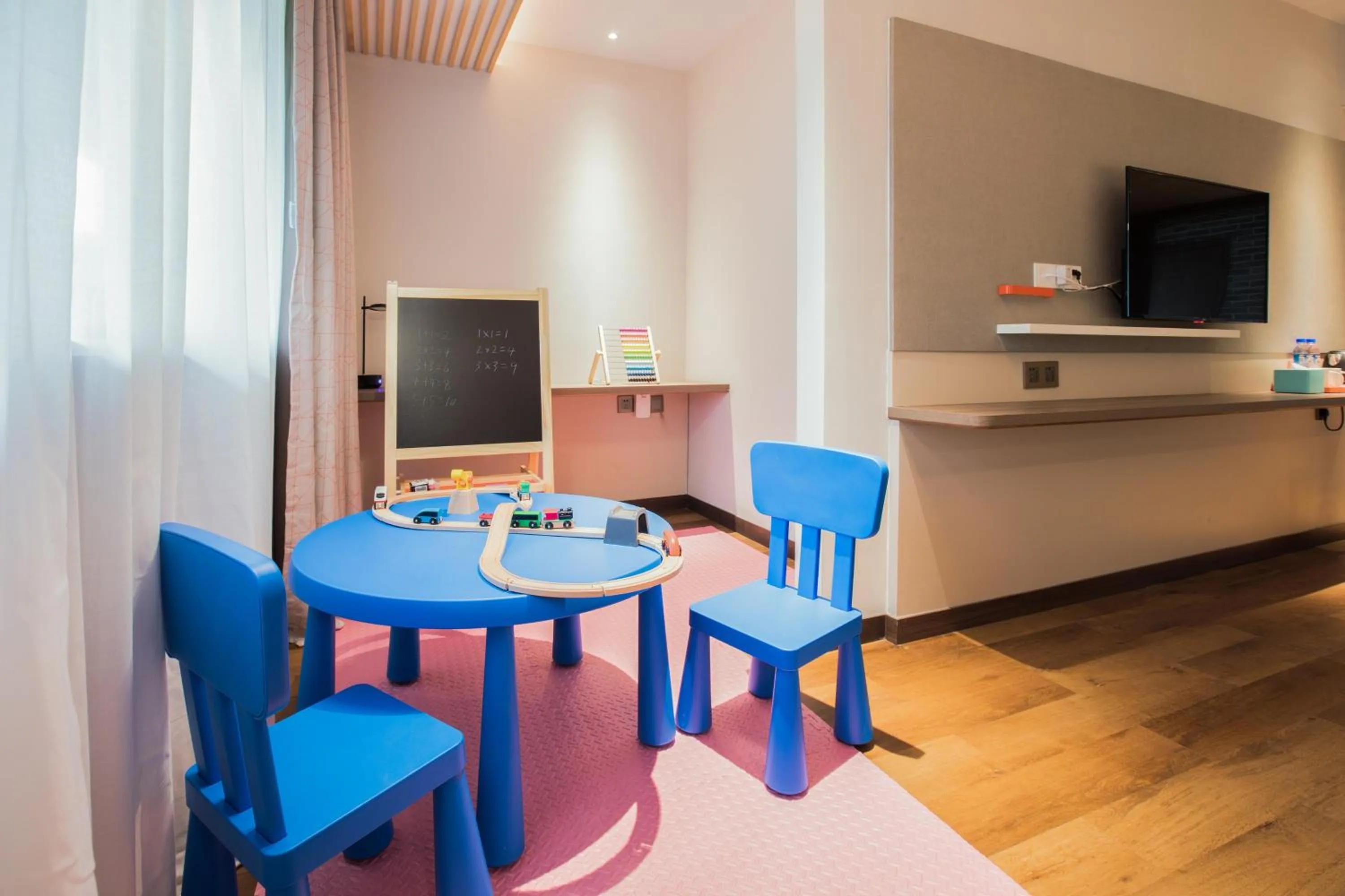 Lobby or reception in Holiday Inn Express Guizhou Qinglong by IHG