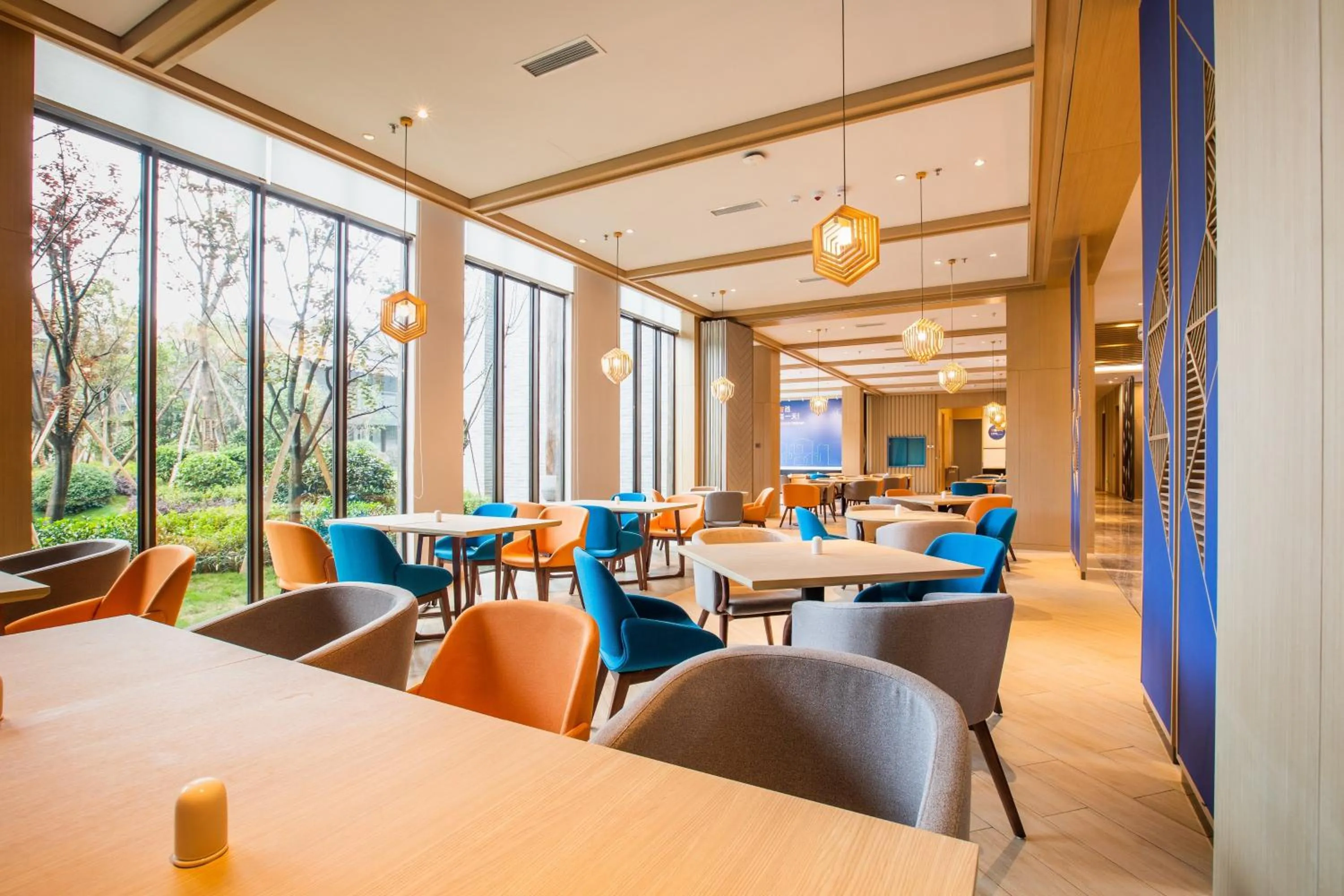 Restaurant/places to eat in Holiday Inn Express Guizhou Qinglong by IHG