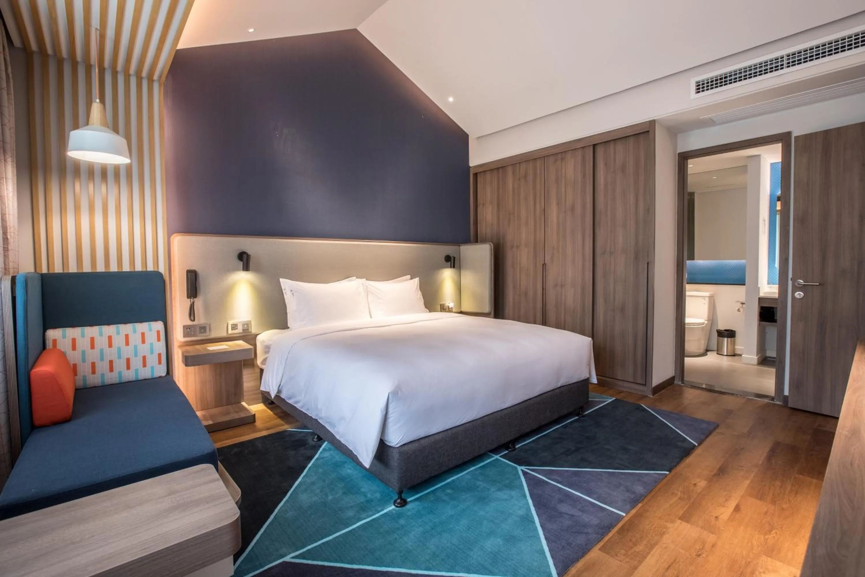 Photo of the whole room, Bed in Holiday Inn Express Guizhou Qinglong by IHG