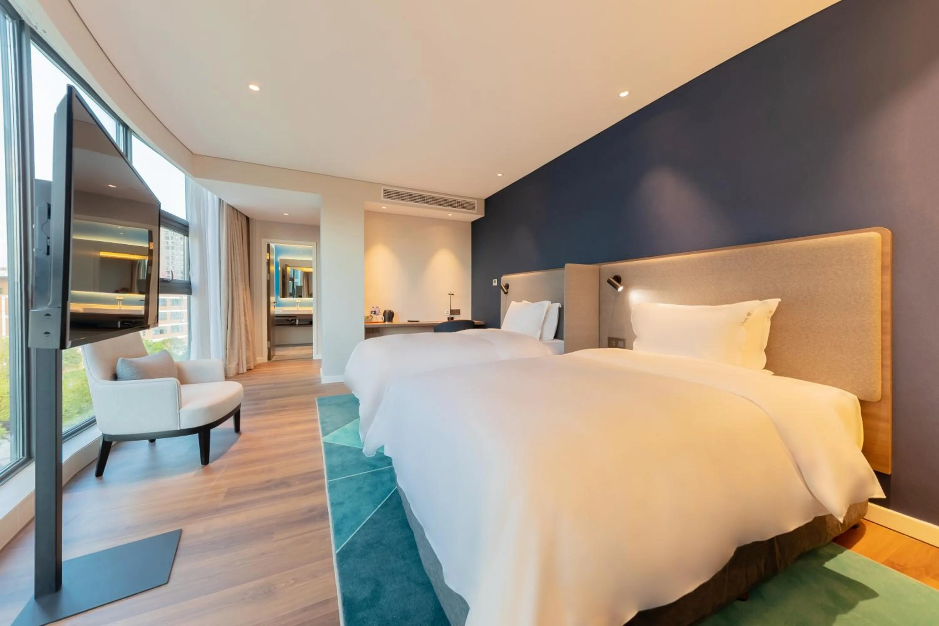 Photo of the whole room, Bed in Holiday Inn Express Yichang Riverside by IHG