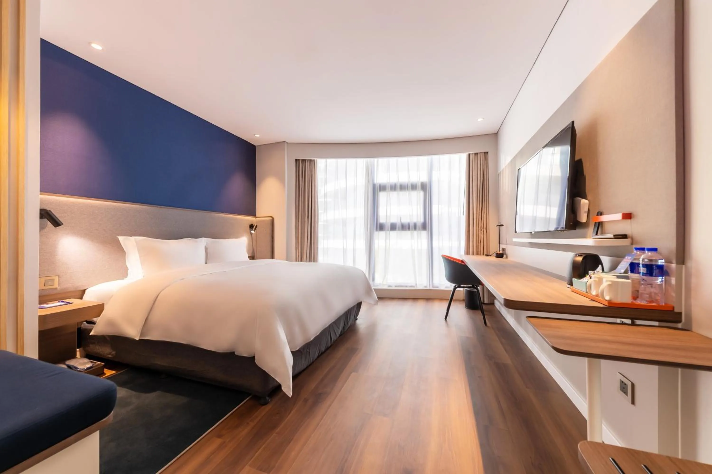 Photo of the whole room, Bed in Holiday Inn Express Yichang Riverside by IHG